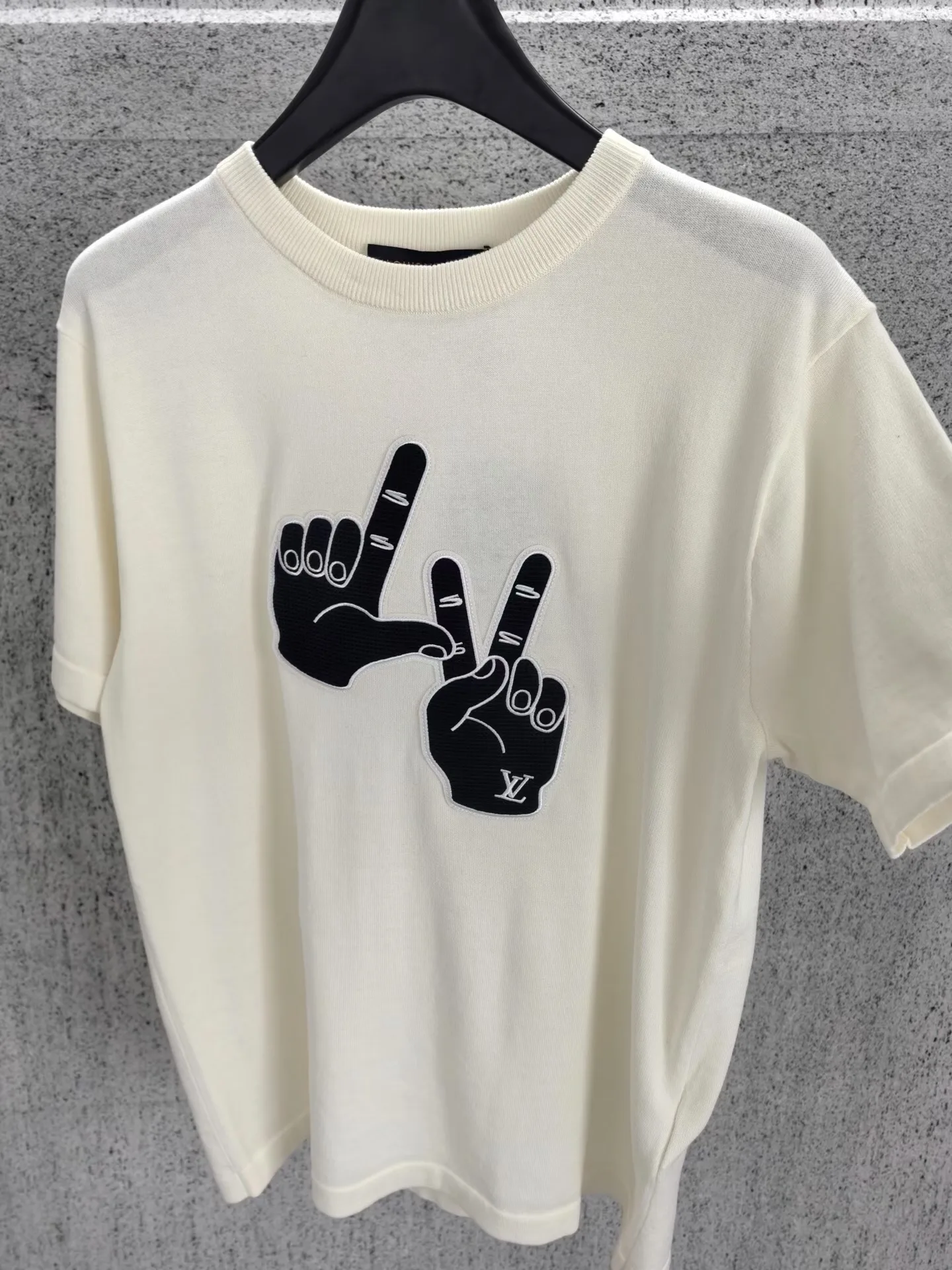 LV Short-Sleeved Signature Patch Crewneck (LV Gesture) — ビュー 2