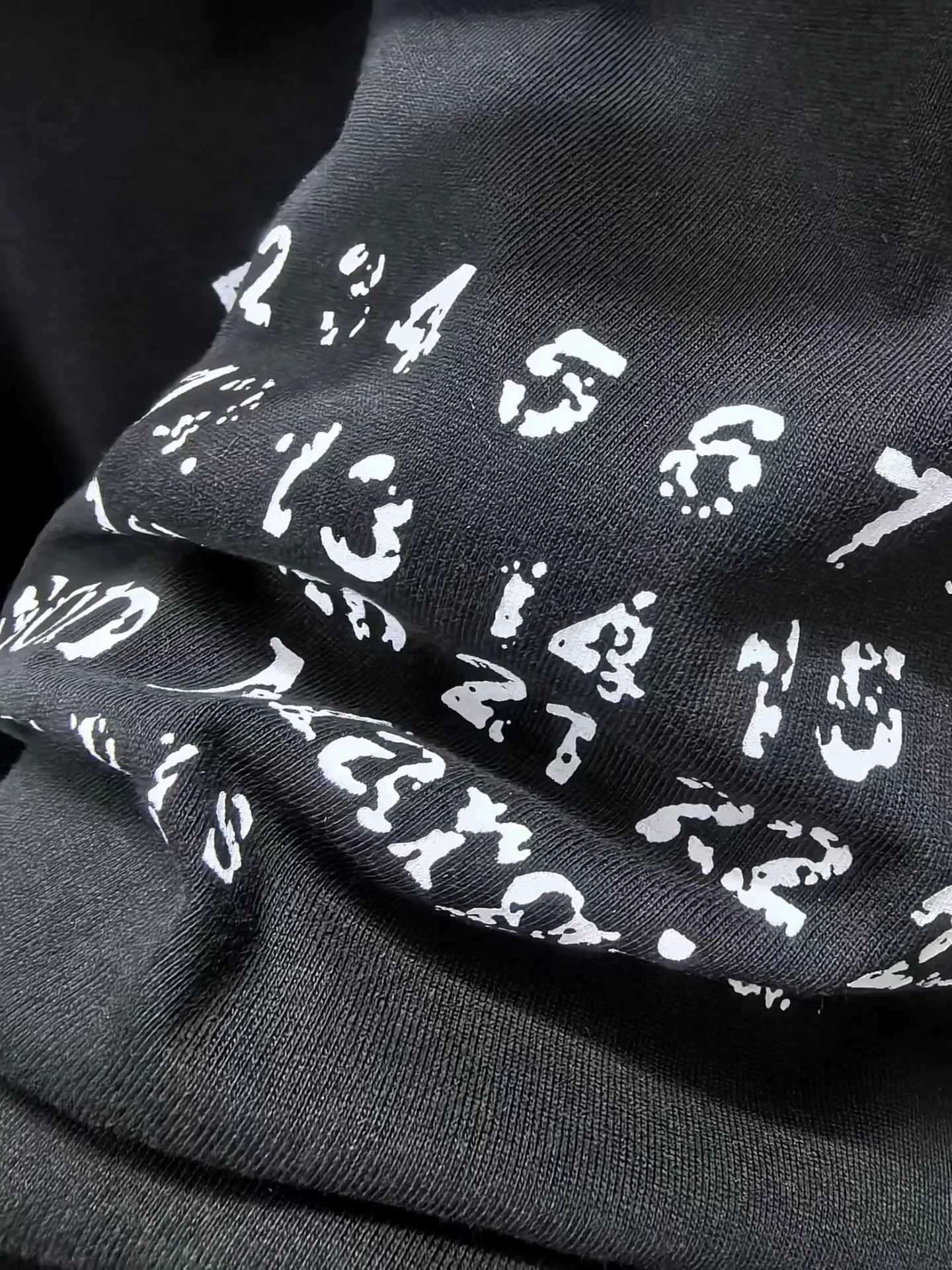 Maison Margiela Stamp Logo Print T-Shirt (Black) — ビュー 2