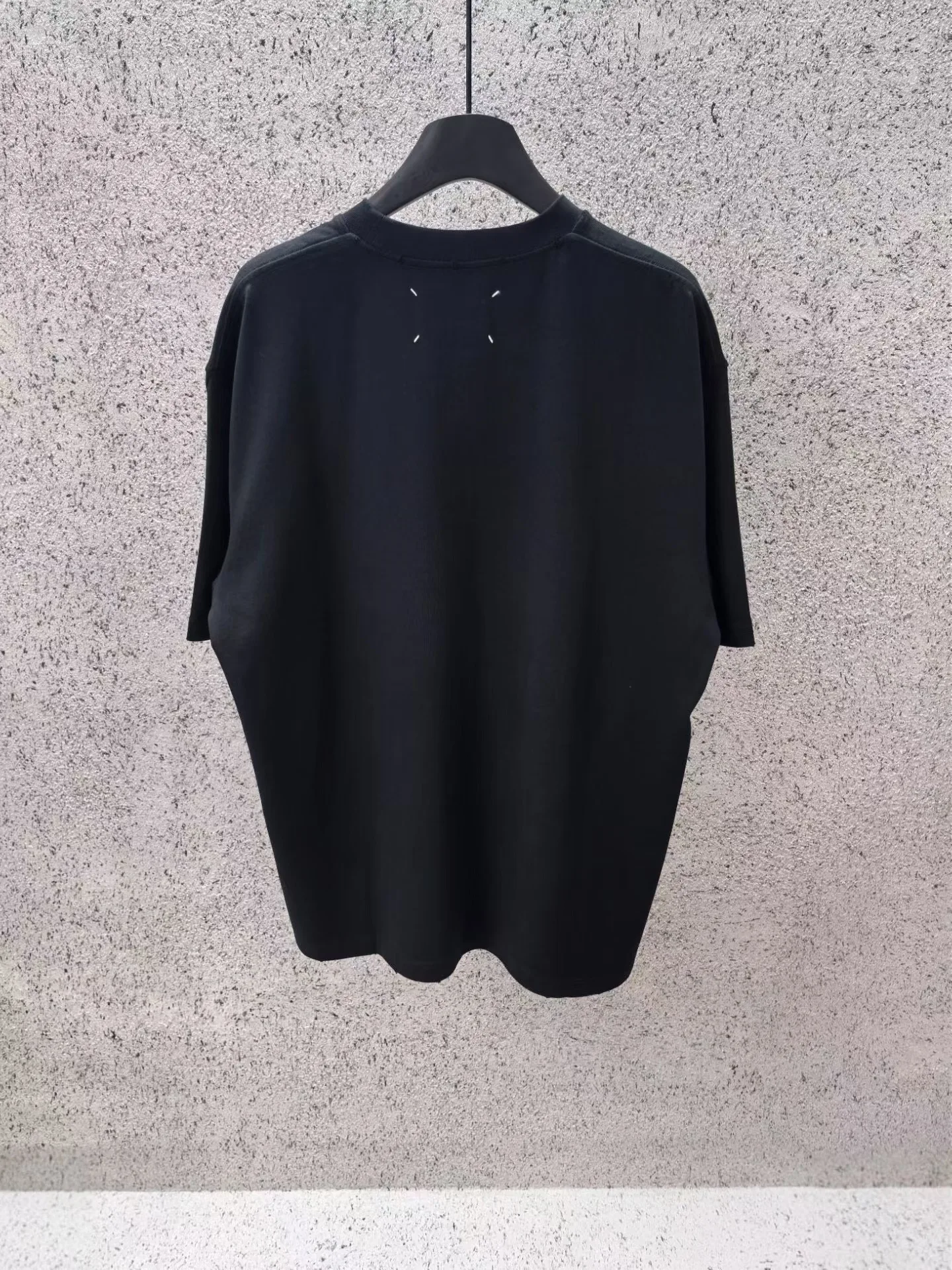 Maison Margiela Stamp Logo Print T-Shirt (Black) — ビュー 3