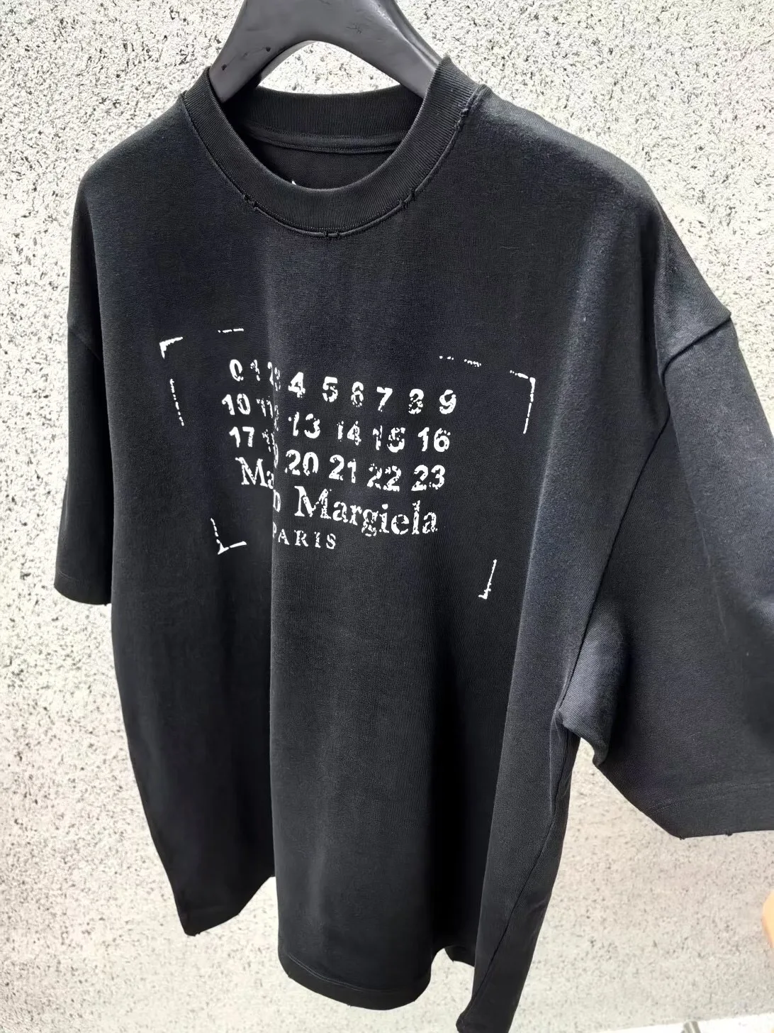 Maison Margiela Stamp Logo Print T-Shirt (Black) — ビュー 4