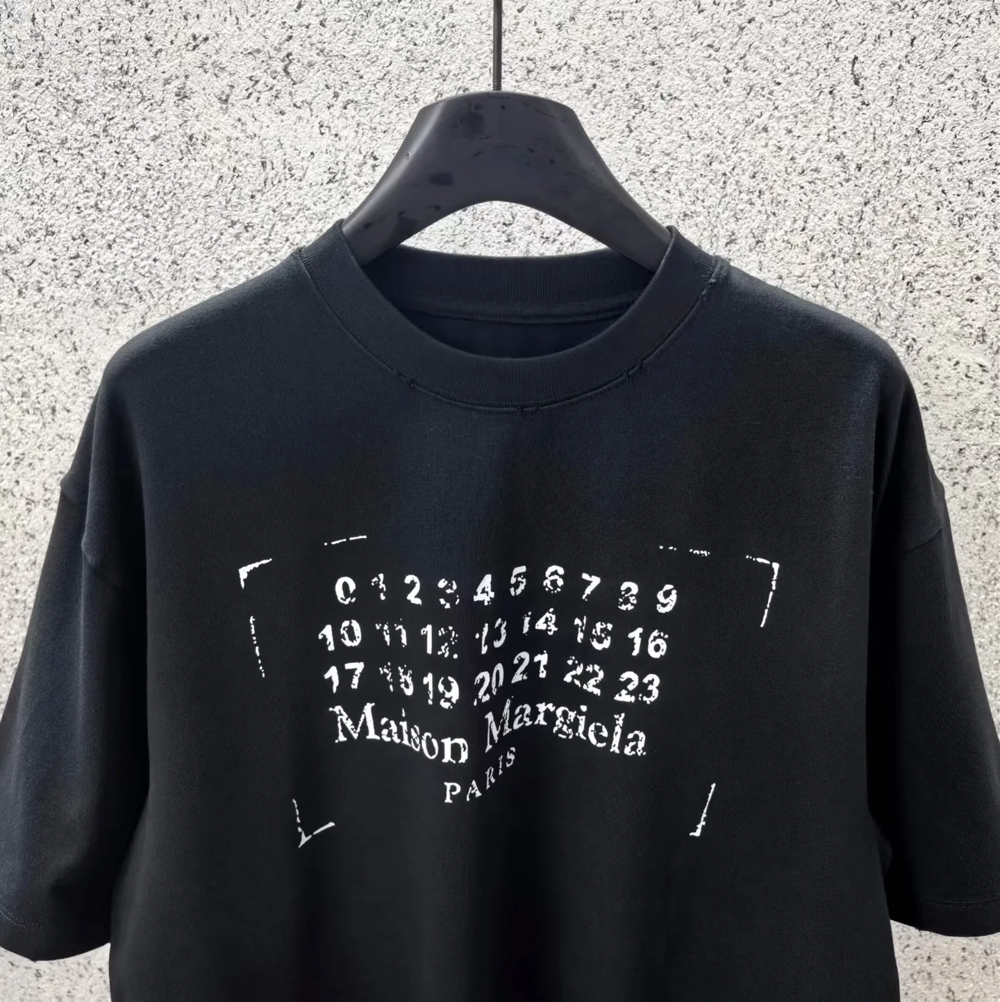 Maison Margiela Stamp Logo Print T-Shirt (Black) — ビュー 5