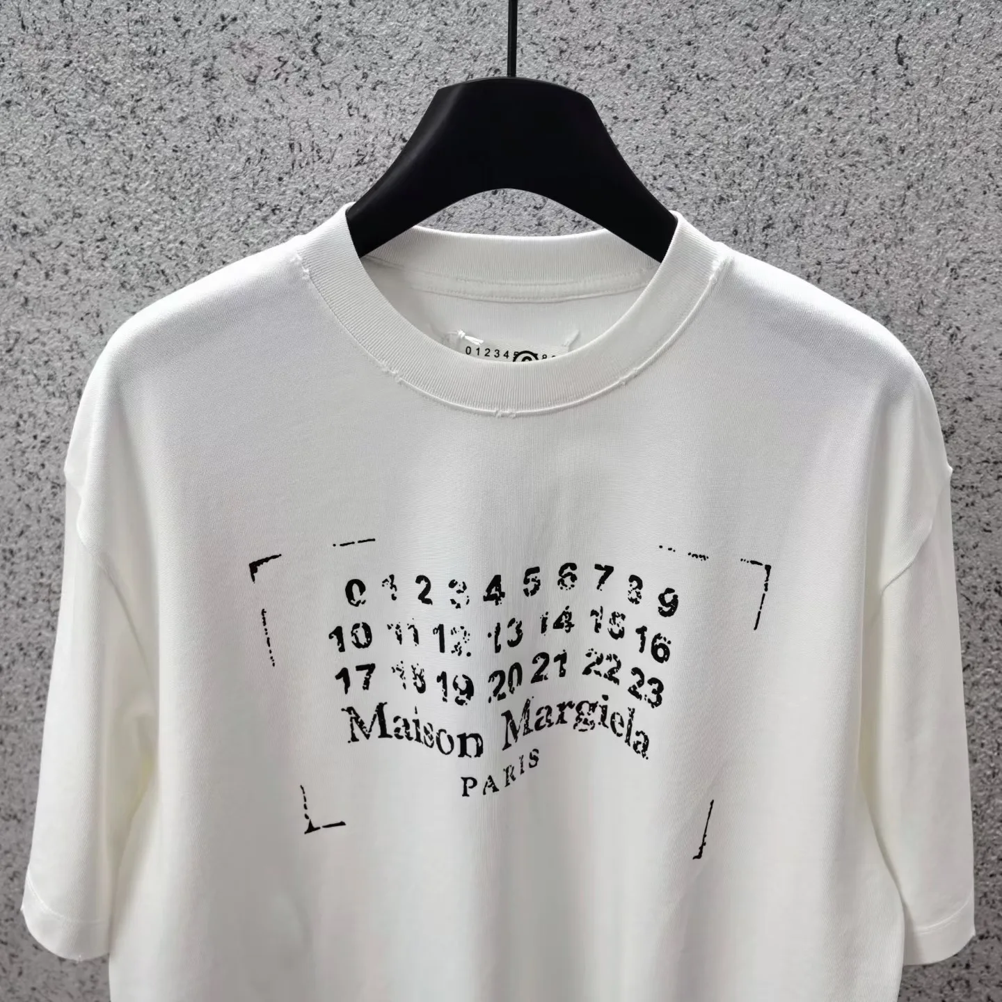 Maison Margiela Stamp Logo Print T-Shirt (White) — ビュー 2
