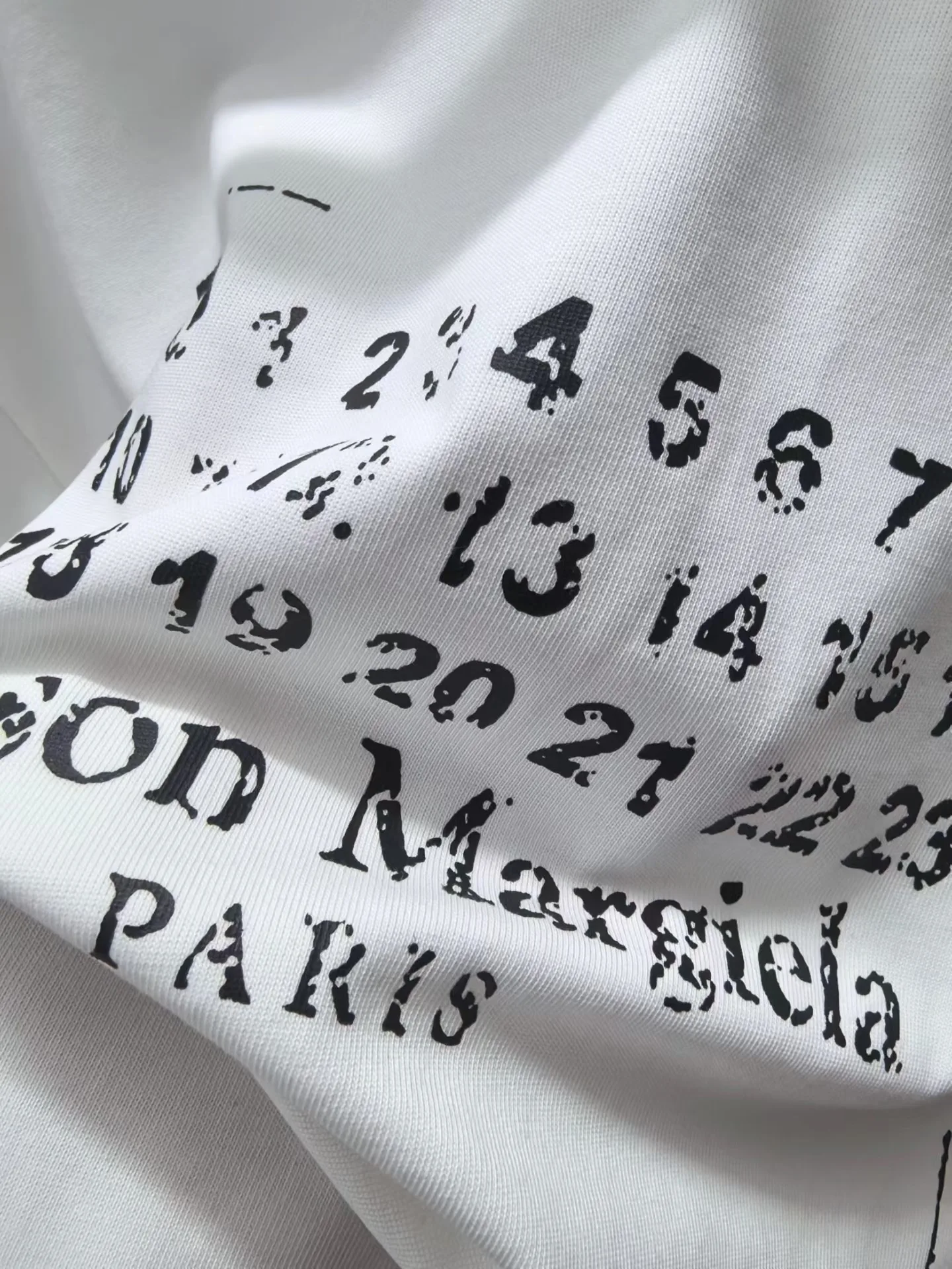 Maison Margiela Stamp Logo Print T-Shirt (White) — ビュー 4