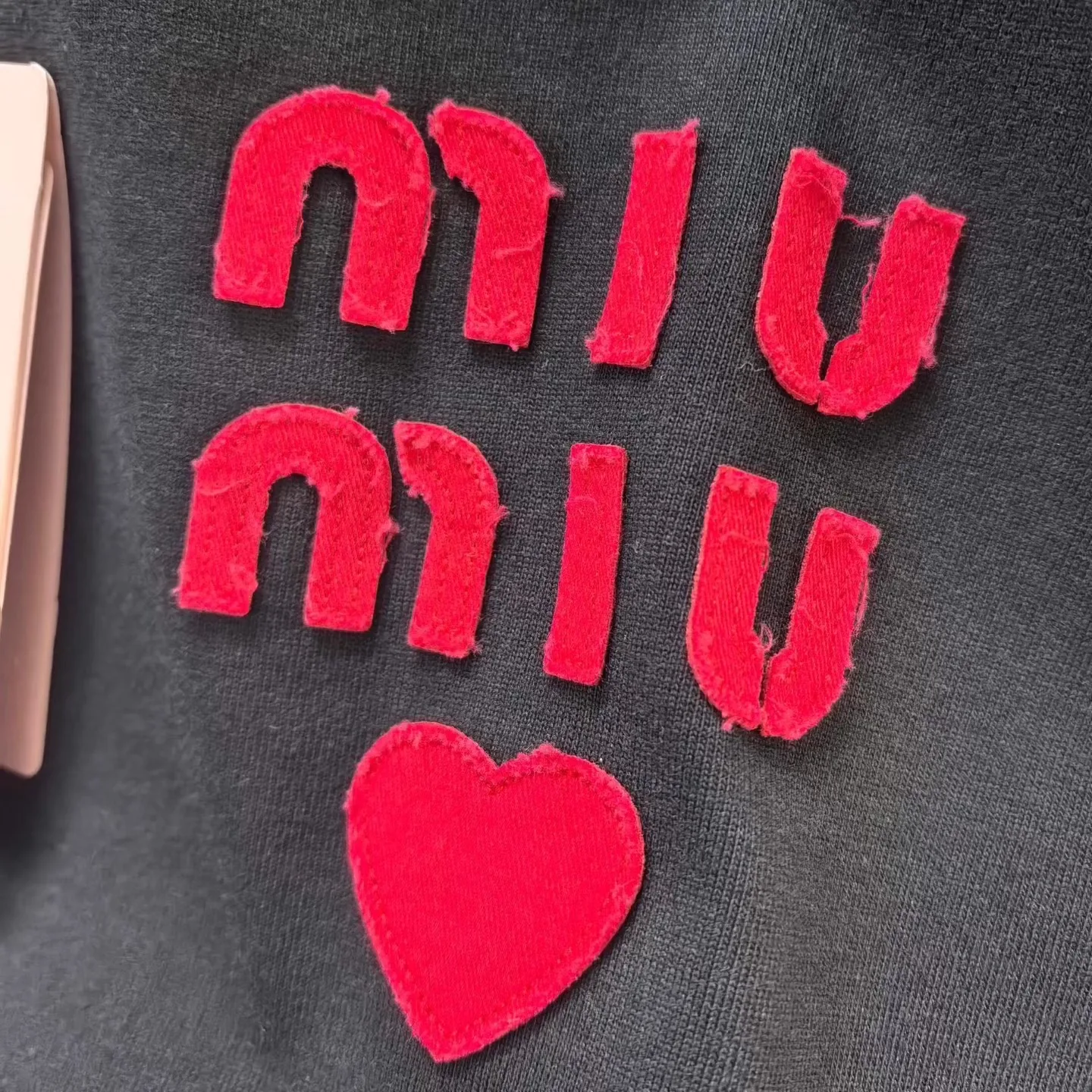 Miu Miu Logo Heart T Shirt (Black) — ビュー 4
