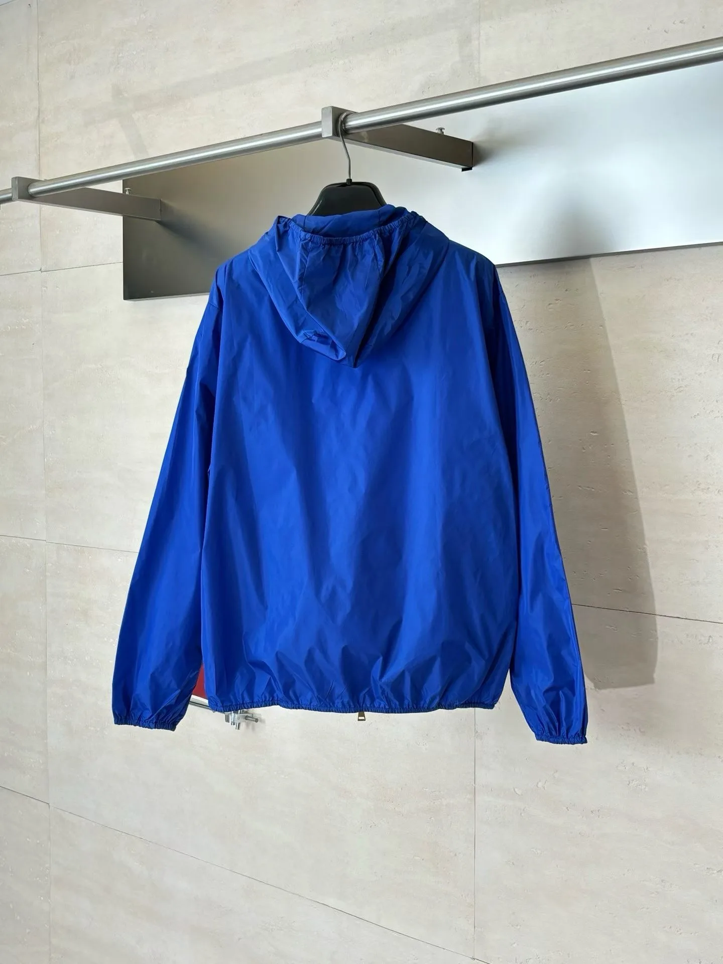 Lightweight Hooded Logo Patch Rain Jacket — ビュー 3