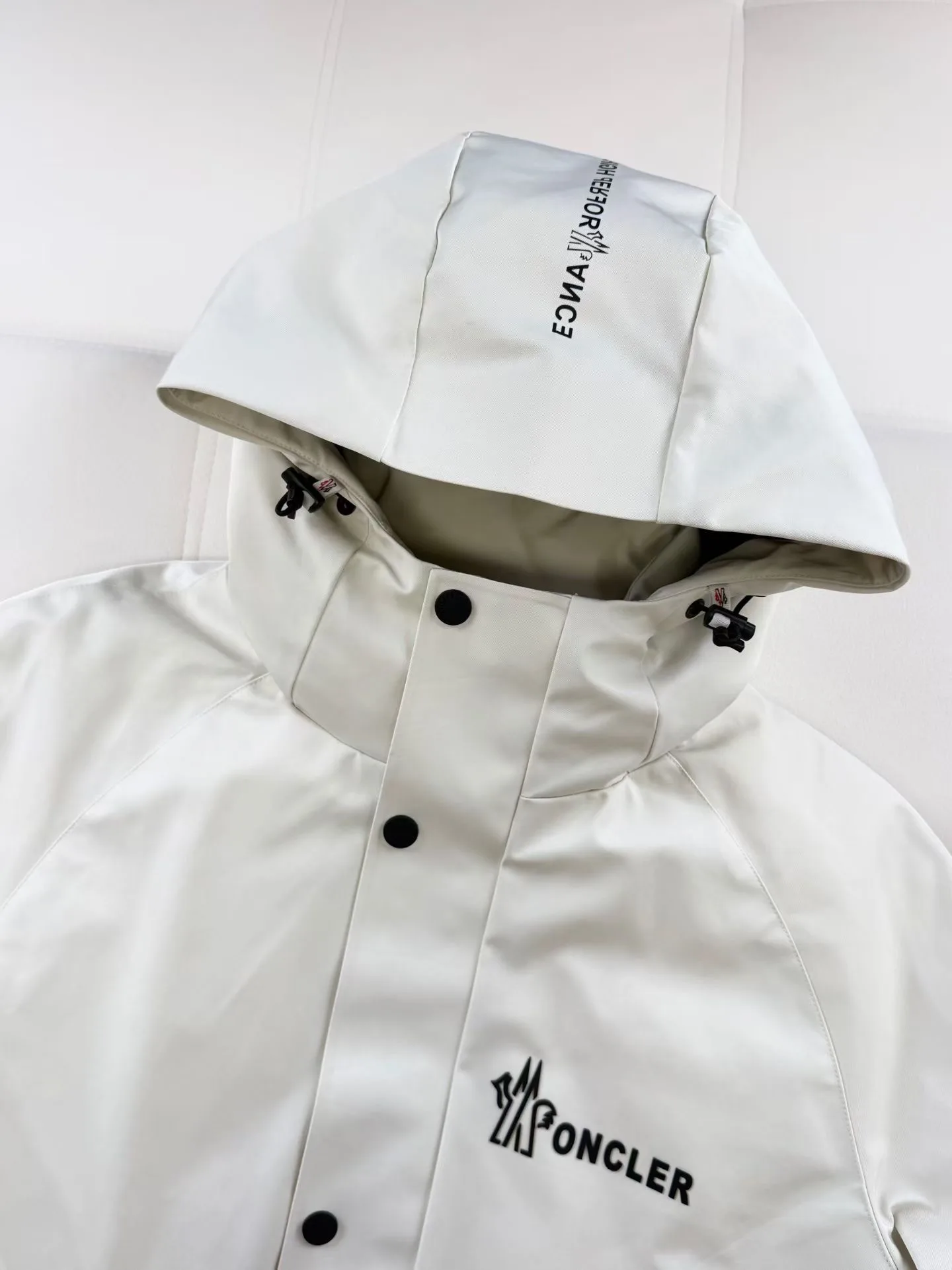 Moncler Pleated Sleeve Ski Down Jacket (White) — 보기 2