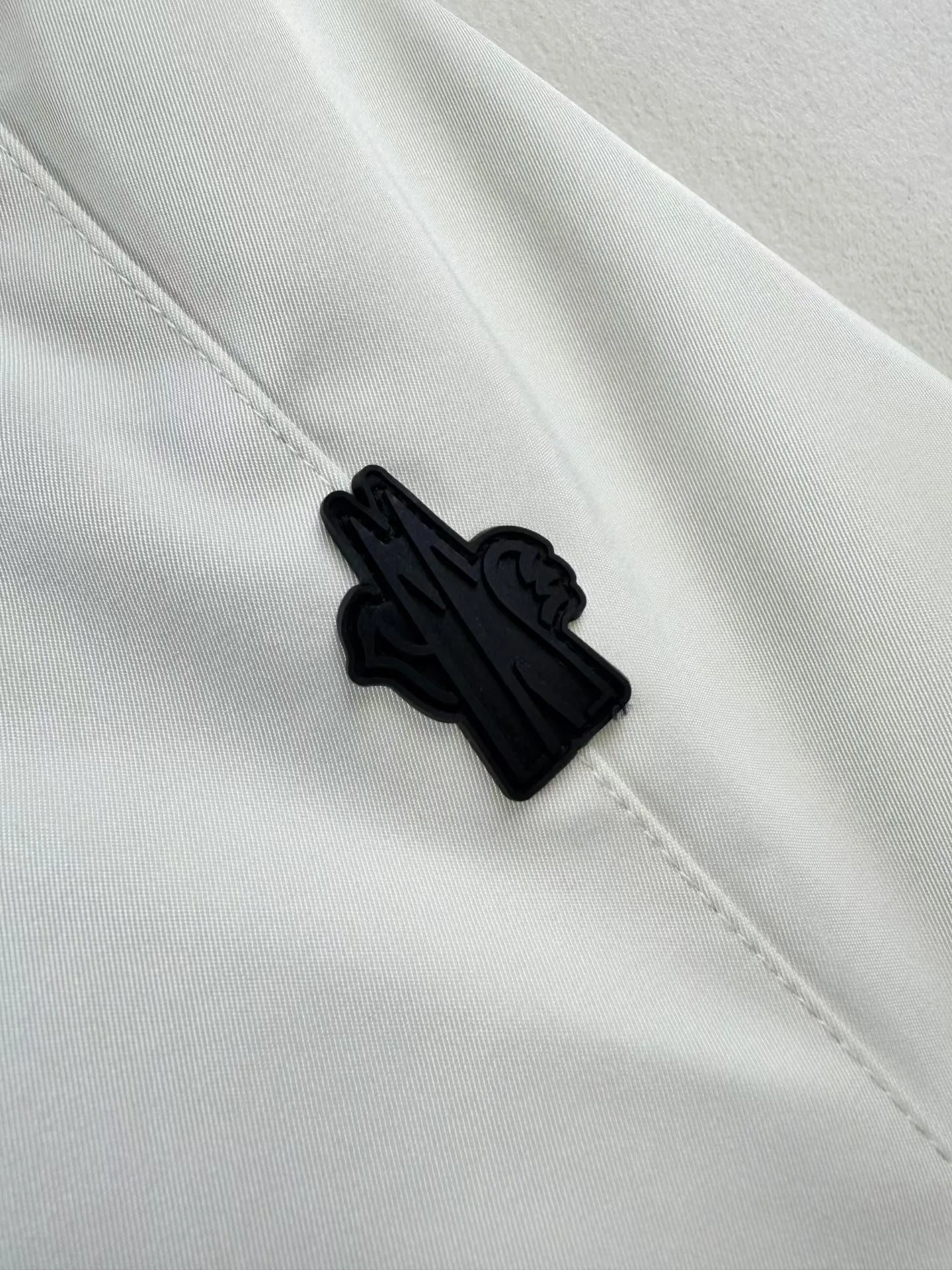 Moncler Pleated Sleeve Ski Down Jacket (White) — 보기 5