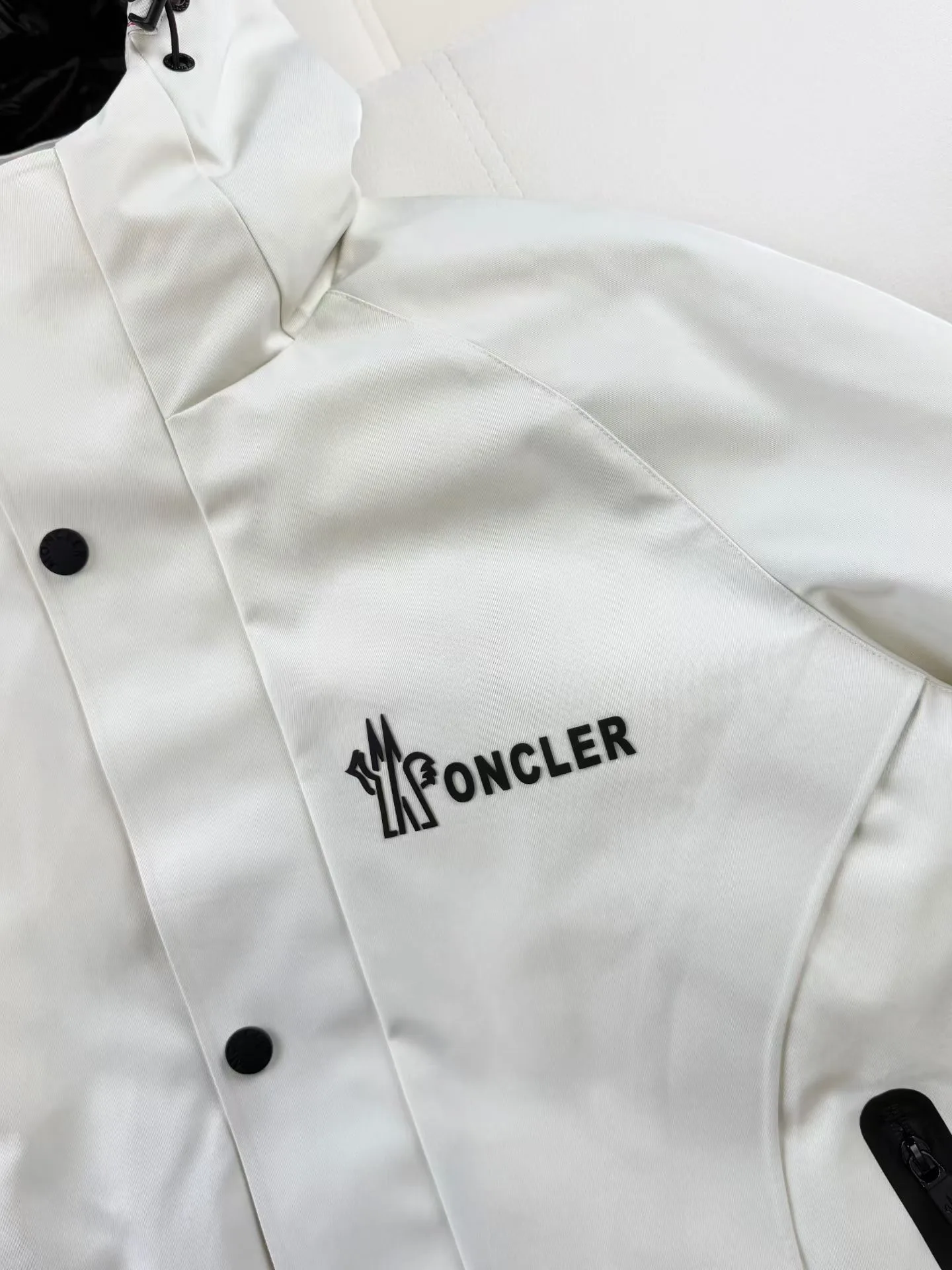 Moncler Pleated Sleeve Ski Down Jacket (White) — 보기 7