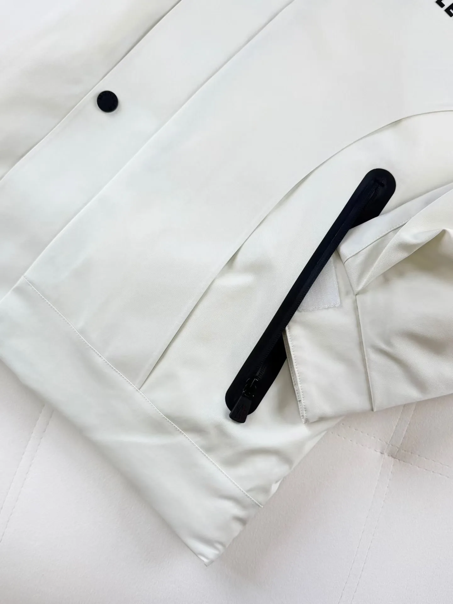Moncler Pleated Sleeve Ski Down Jacket (White) — 보기 9