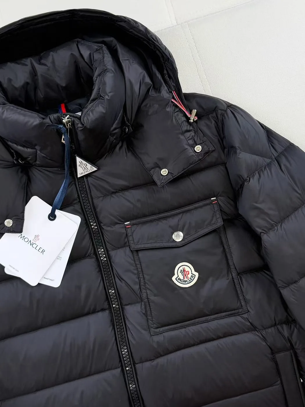 Moncler Verith Hooded Short Down Jacket (Black) — 图 2