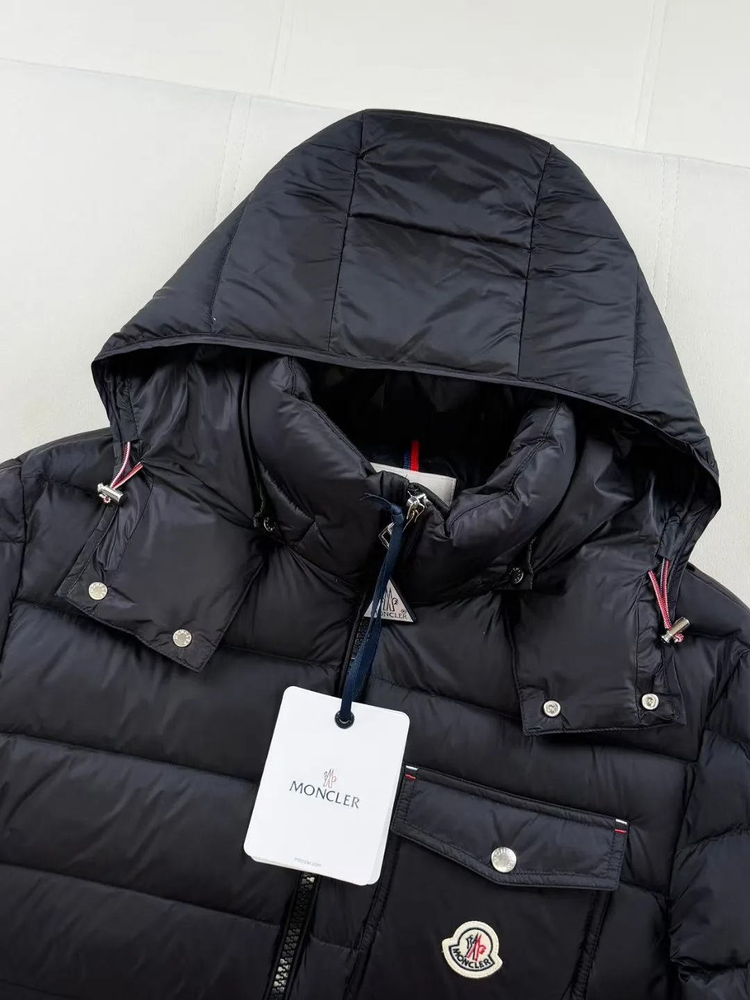 Moncler Verith Hooded Short Down Jacket (Black) — 图 3