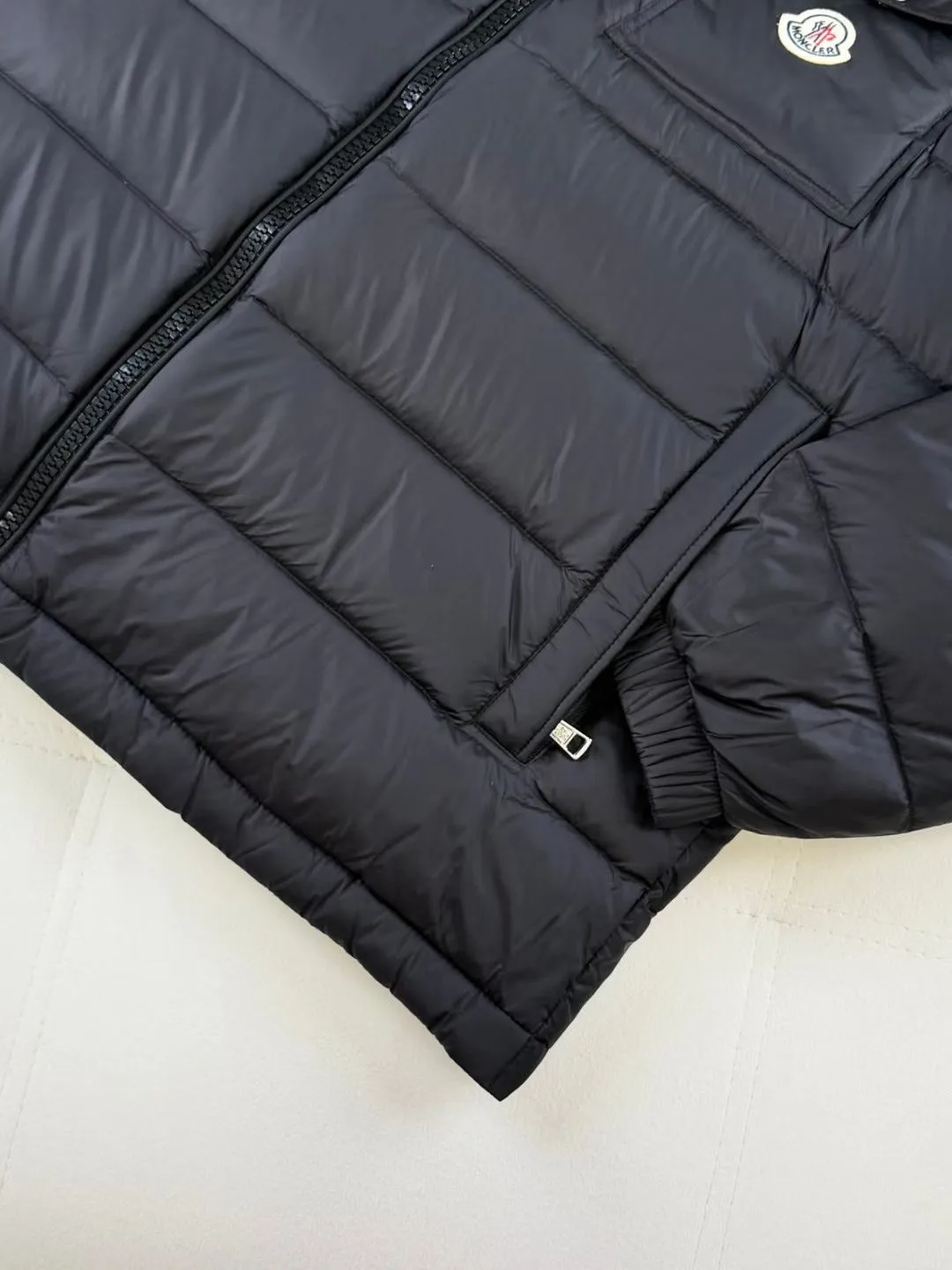 Moncler Verith Hooded Short Down Jacket (Black) — 图 4