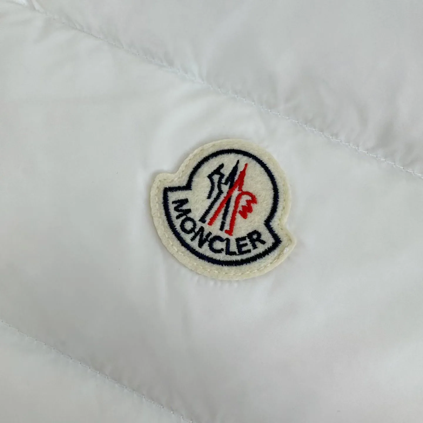 Moncler Womens Ghany Down Gilet (White) — ビュー 2
