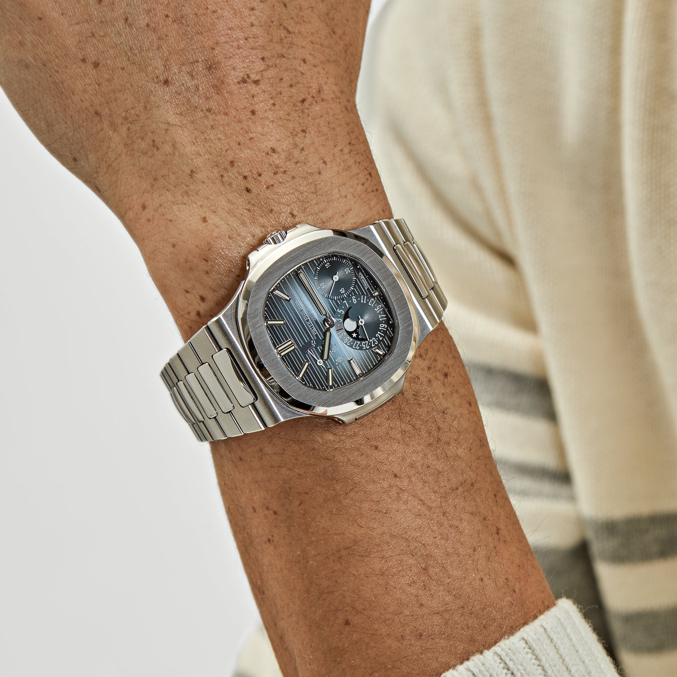 Patek Philippe Nautilus 5712/1A-001, — Blue Gradient Dial — view 2