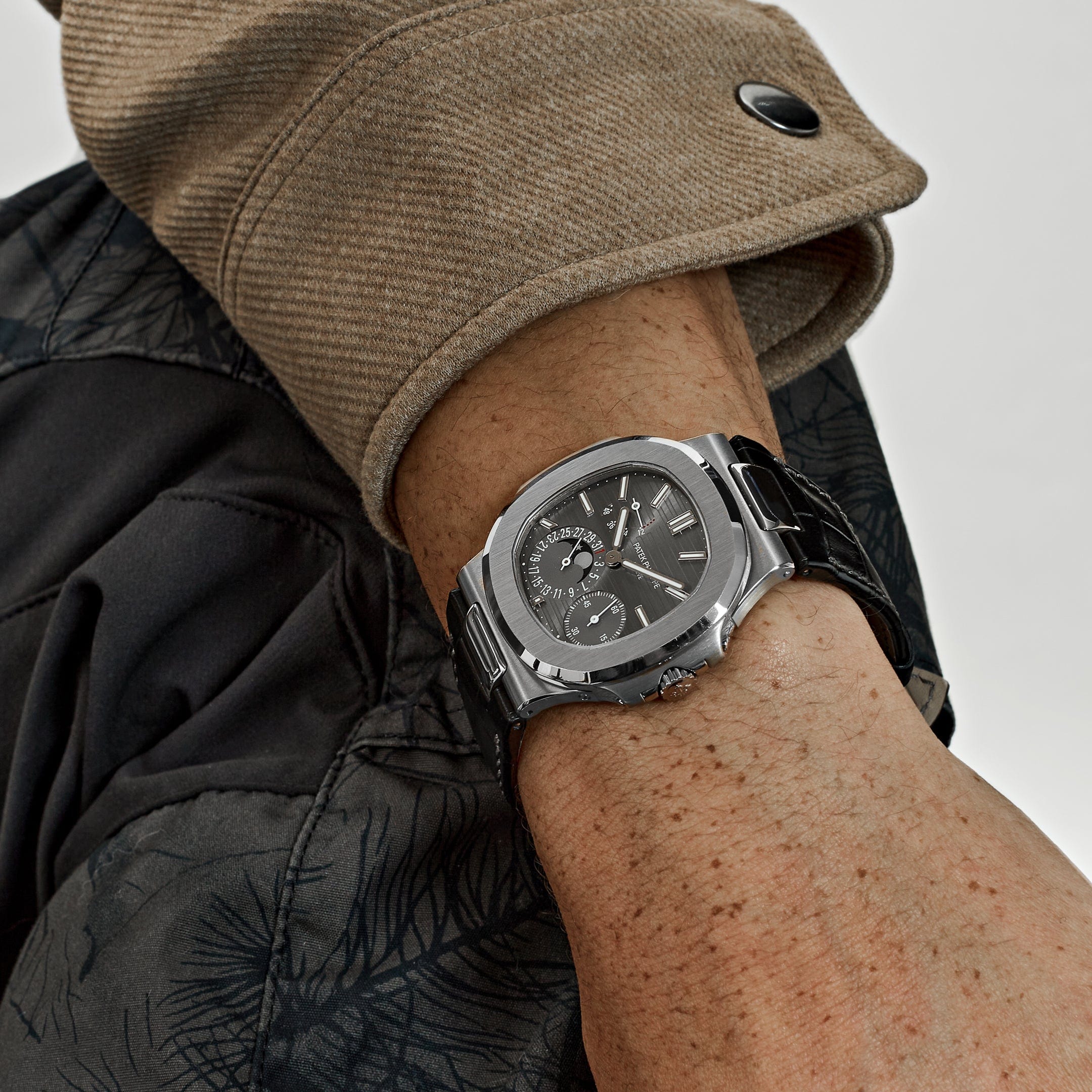 Patek Philippe Nautilus 5712G-001, — Slate Grey Dial, White Gold — view 3