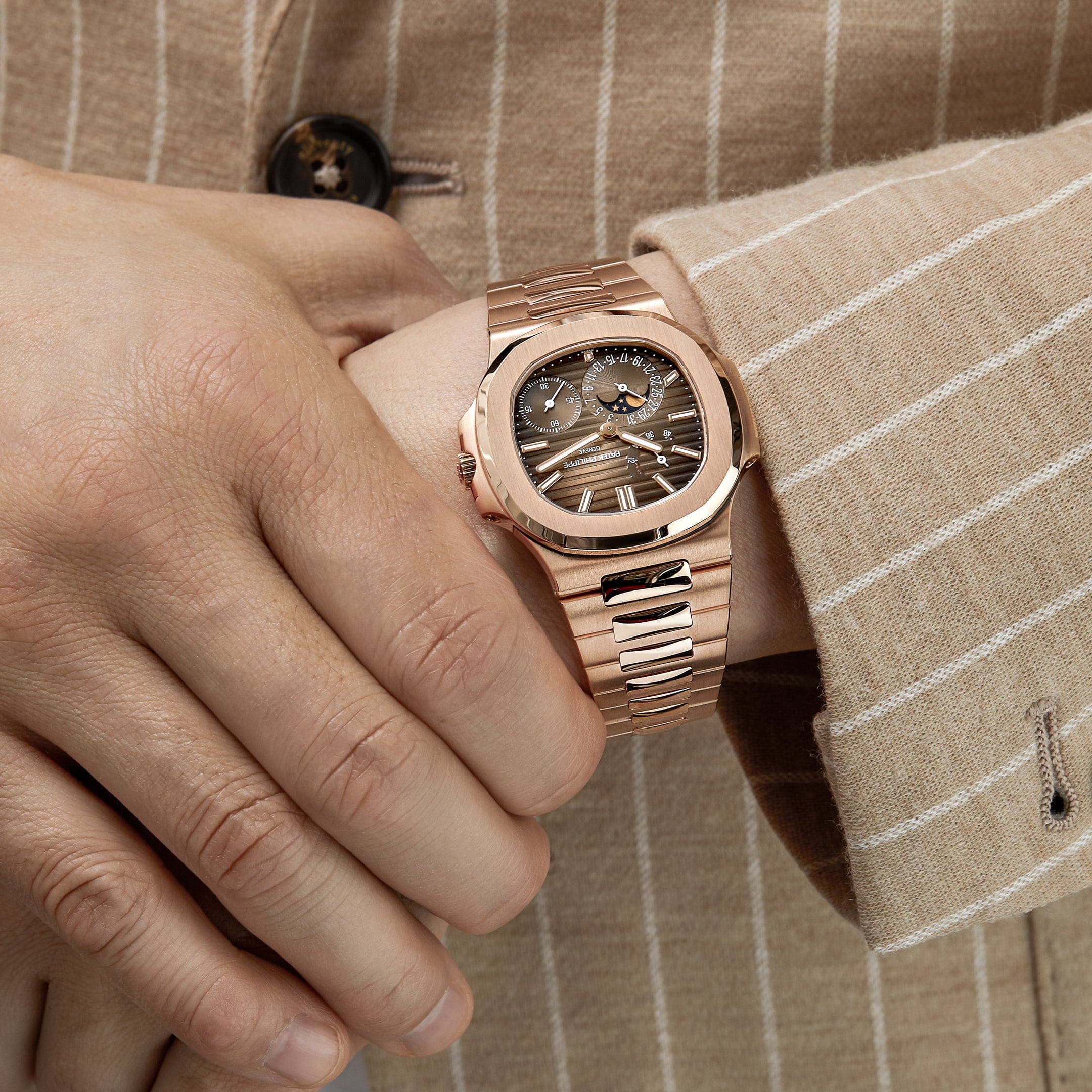 Patek Philippe Nautilus 5712/1R-001, — Sunburst Brown Dial, Rose Gold — view 2