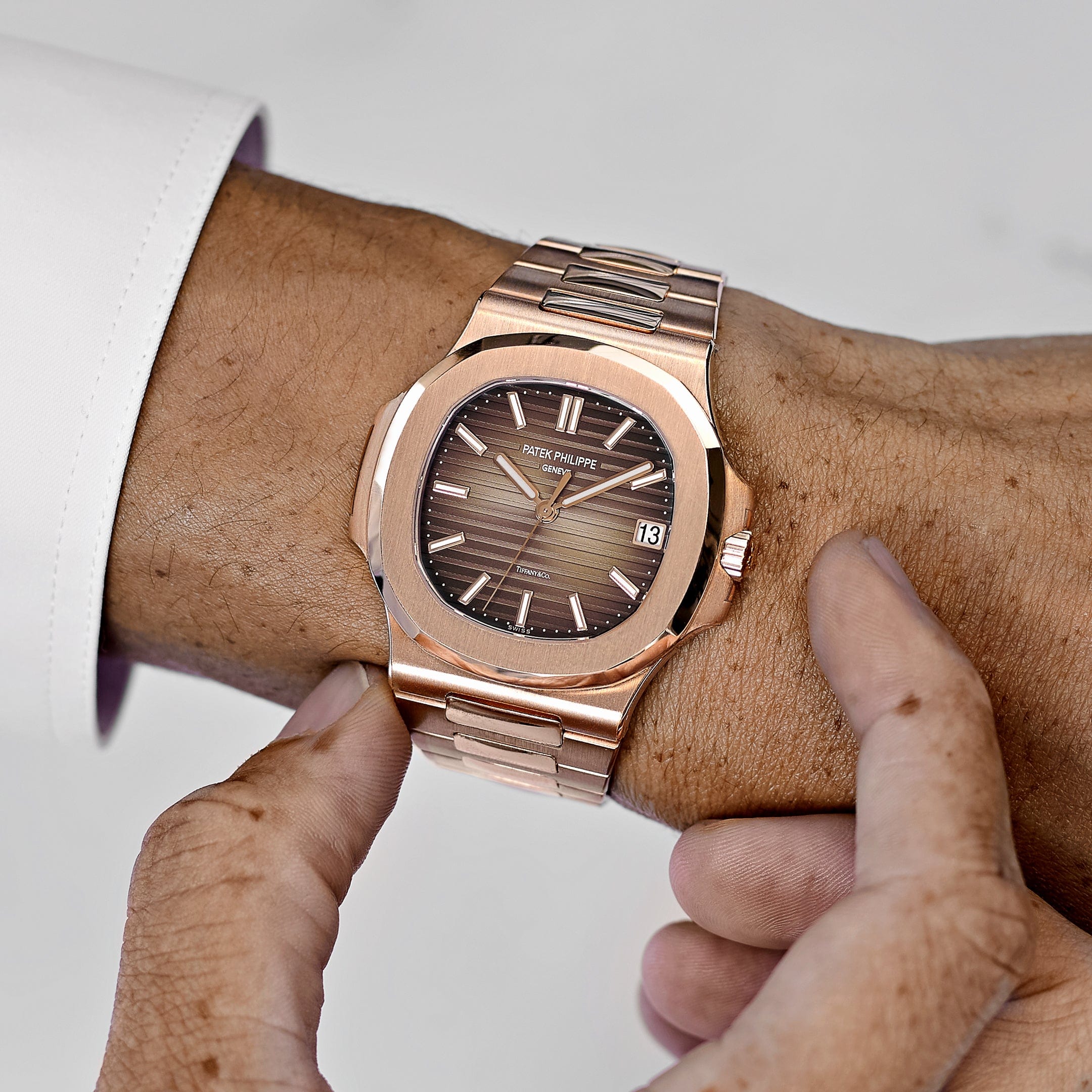Patek Philippe Nautilus 5711/1R-001, — Brown Gradient Dial, Rose Gold — view 2