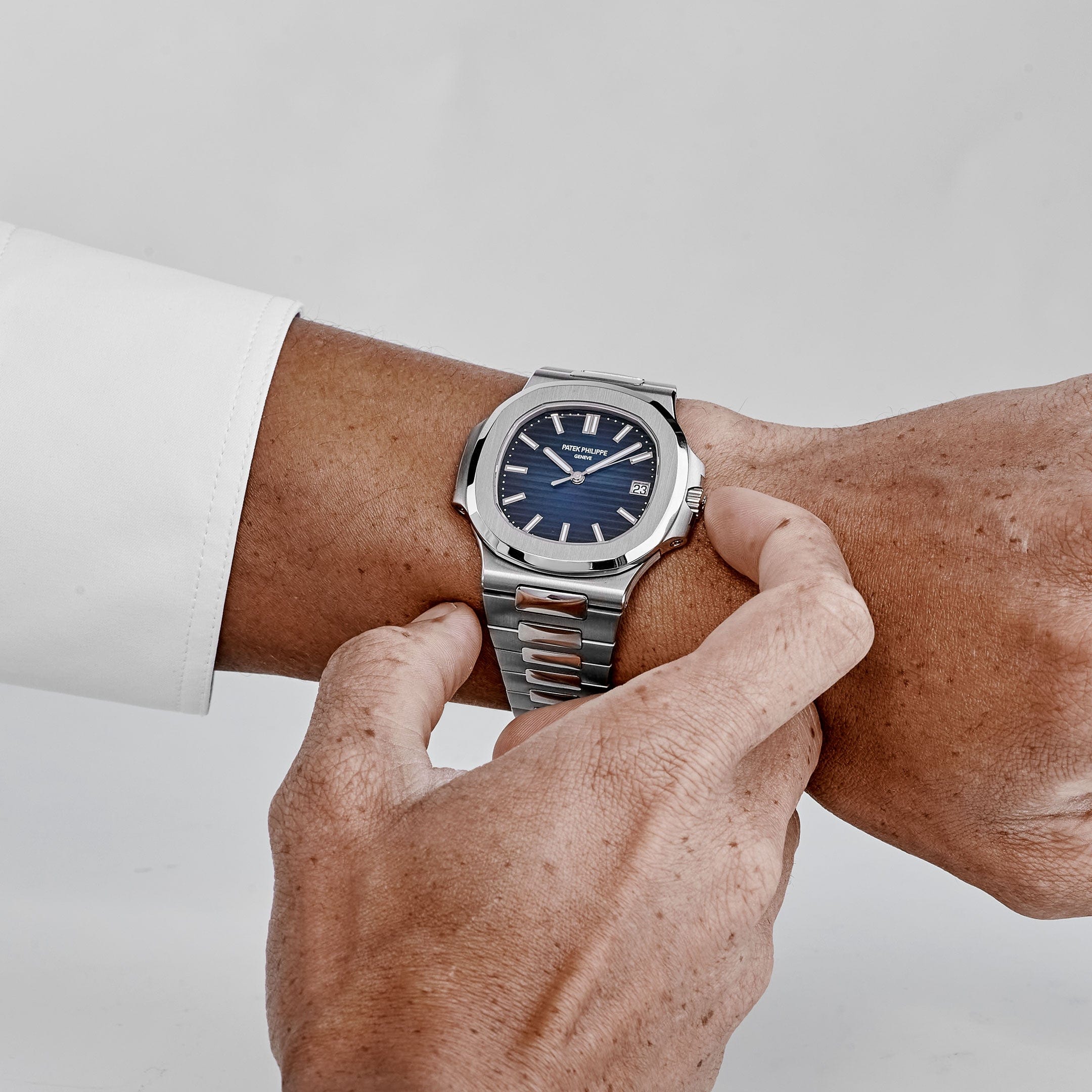 Patek Philippe Nautilus 5811/1G-001, — Sunburst Blue Dial, White Gold — view 2