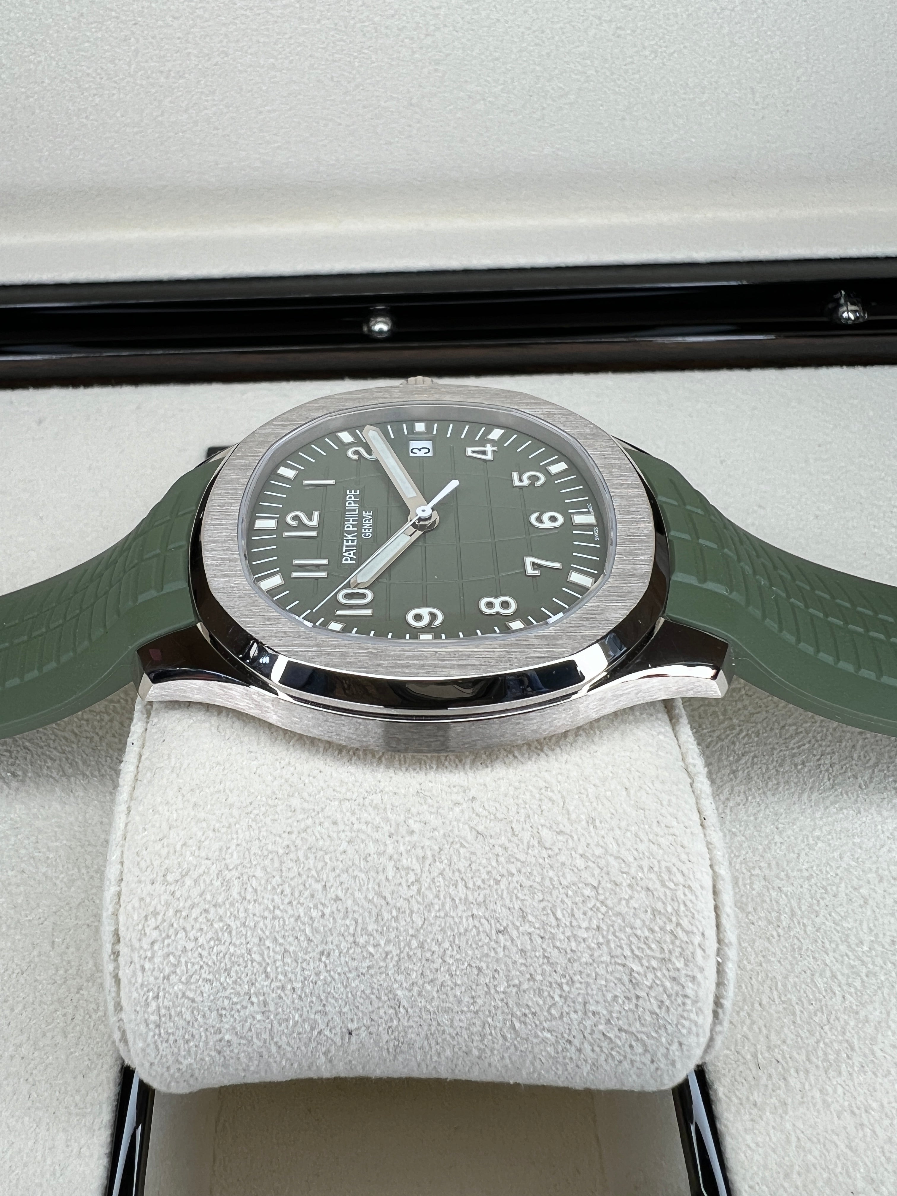 Patek Philippe Aquanaut 5168G-010, — Khaki Green Dial — view 4