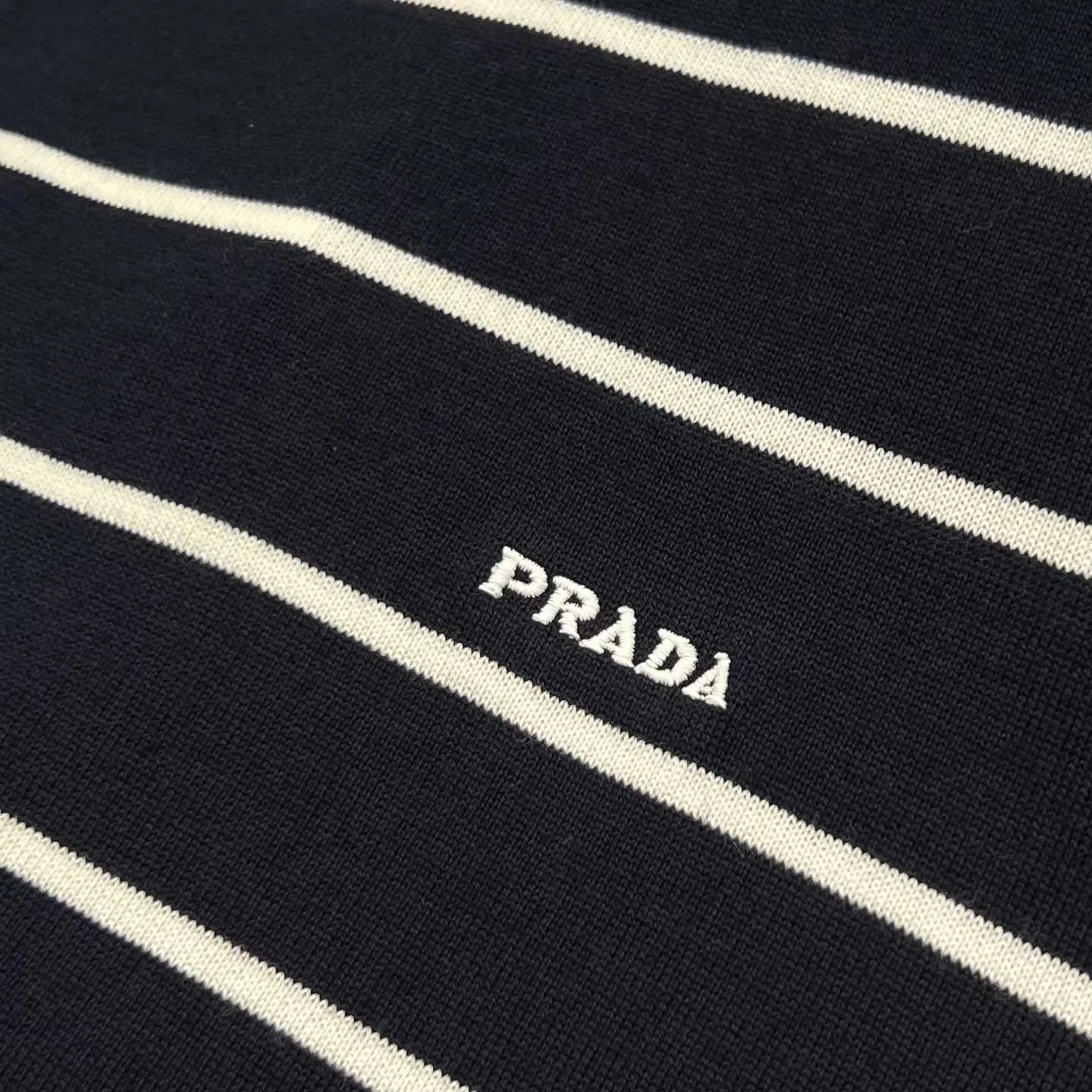 Prada Short-Sleeved Striped Cotton Polo Shirt (Navy) — ビュー 4