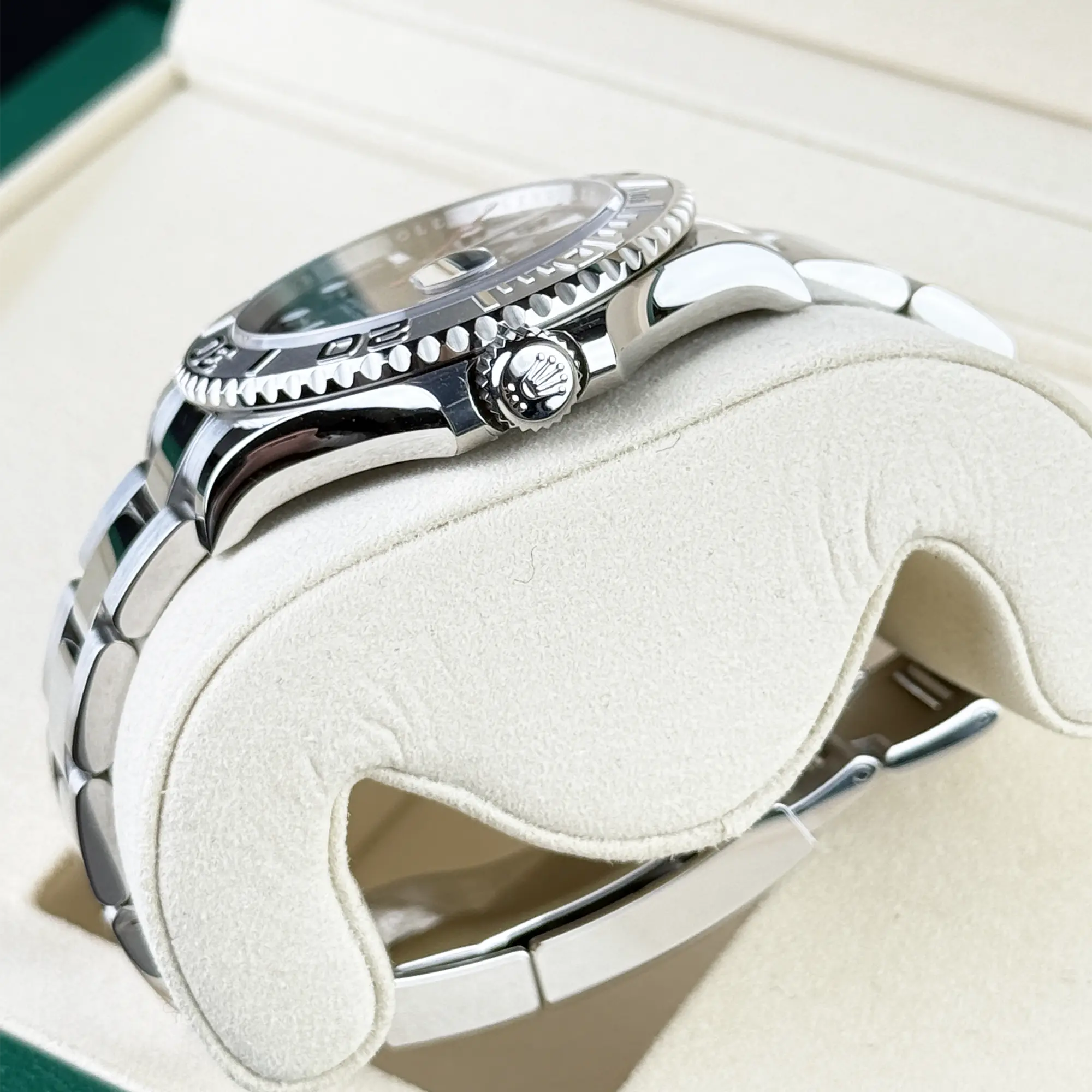 Rolex Yacht-Master 126622, — Blue Dial, Oystersteel and Platinum — view 5