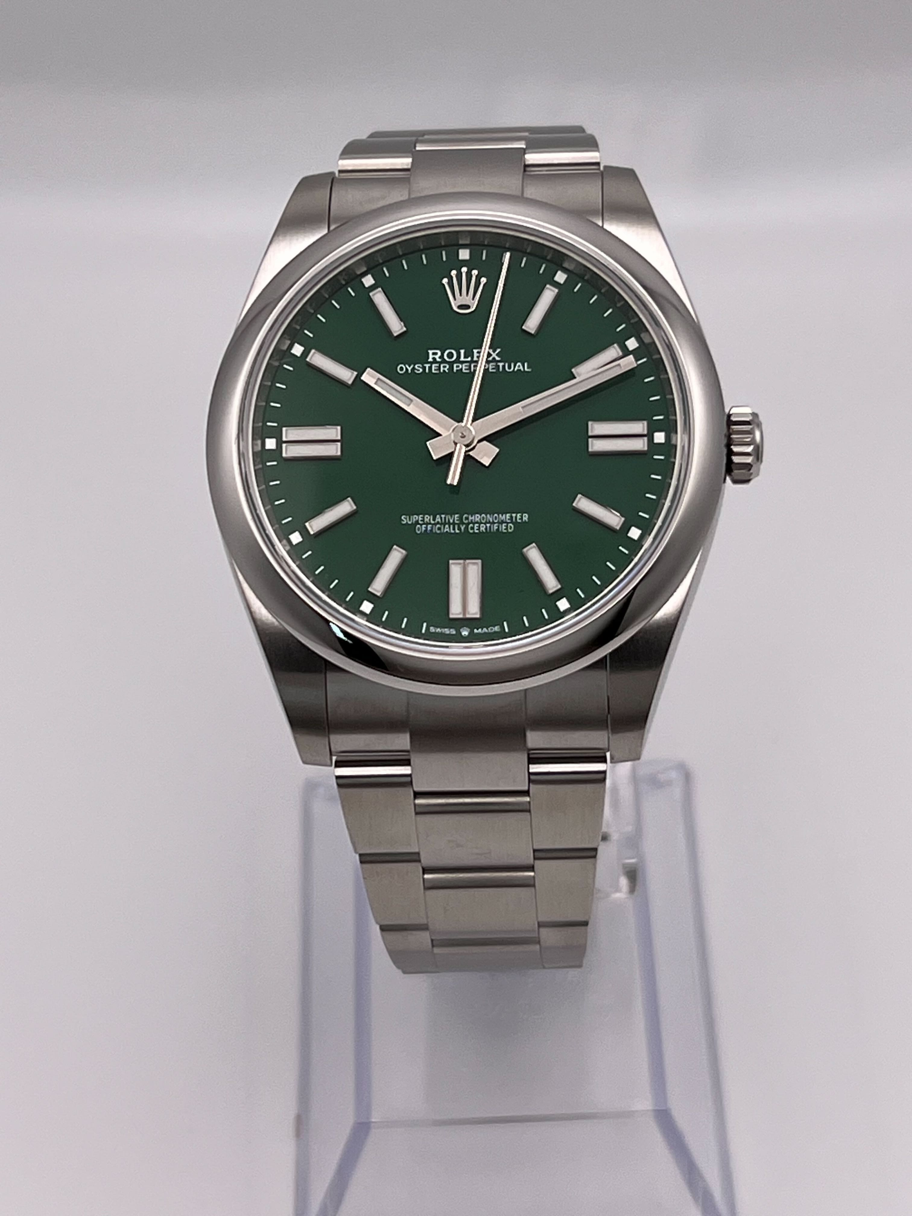 Rolex Oyster Perpetual 124300, — Green Dial — view 2