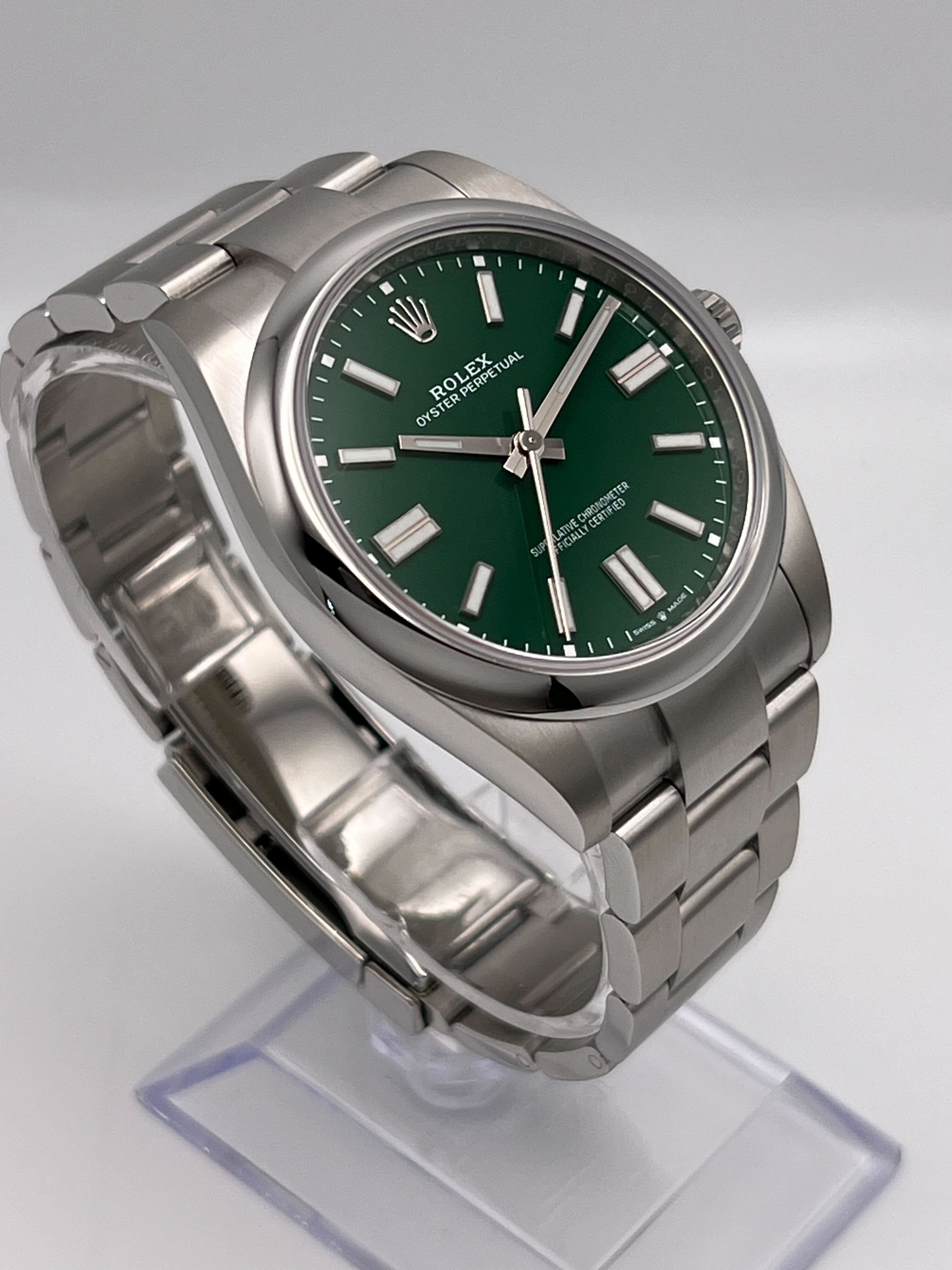 Rolex Oyster Perpetual 124300, — Green Dial — view 3