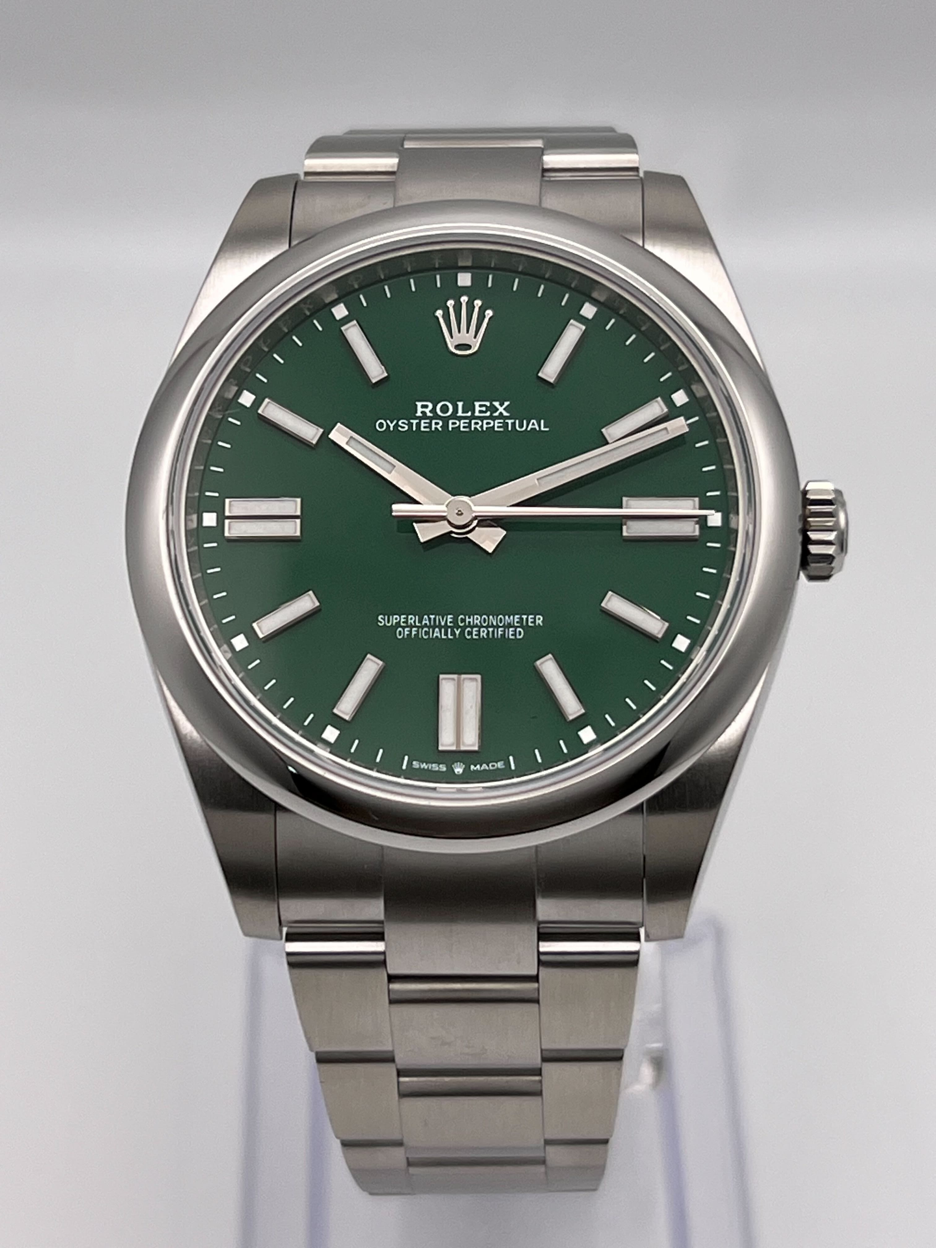 Rolex Oyster Perpetual 124300, — Green Dial — view 4