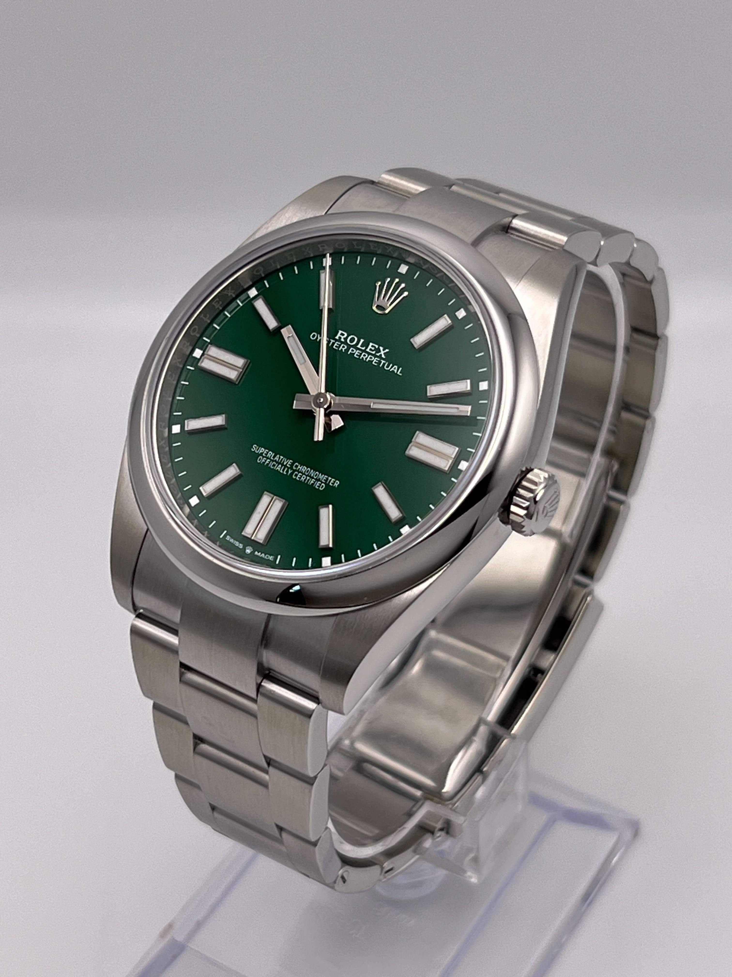 Rolex Oyster Perpetual 124300, — Green Dial — view 5
