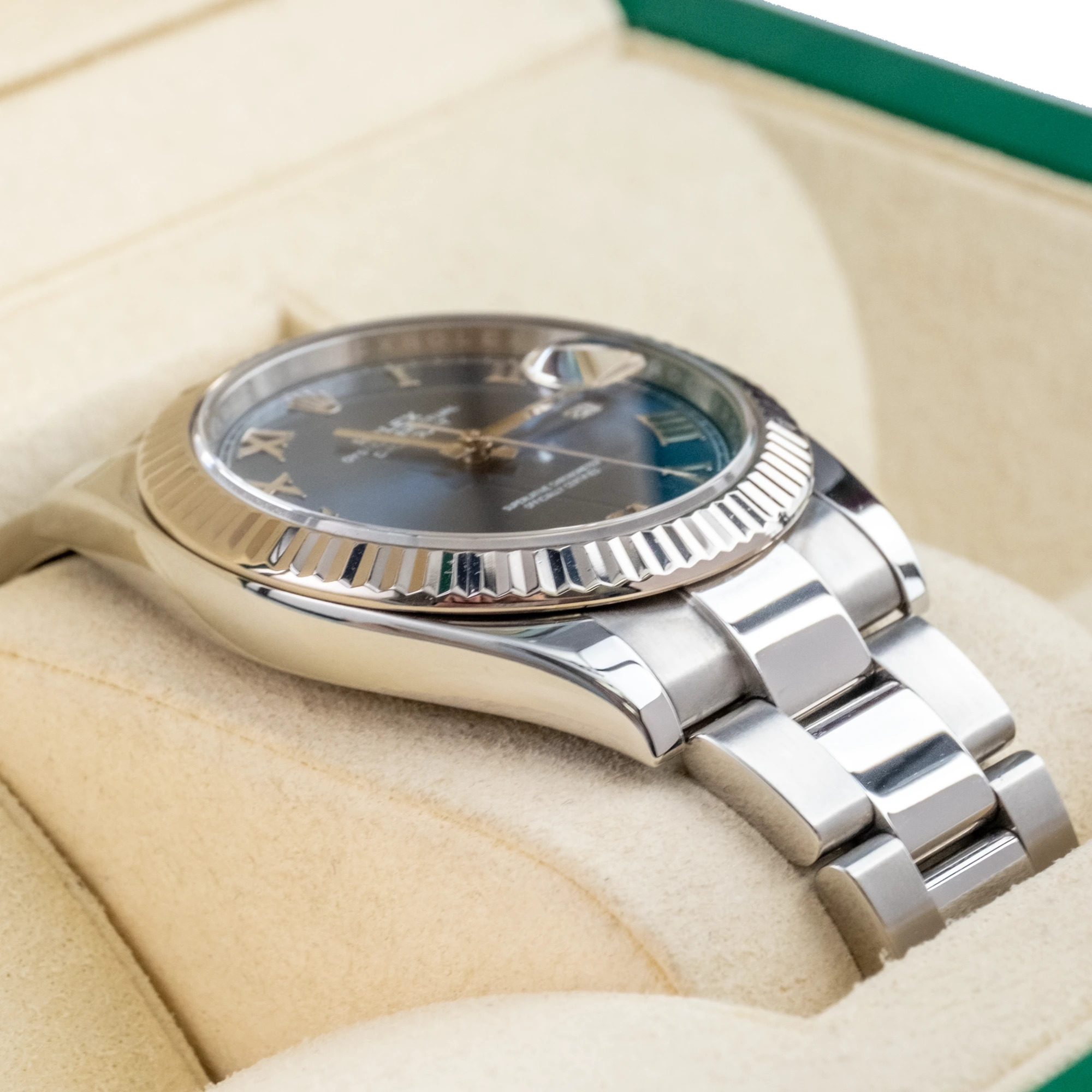 Rolex Datejust 126334, — Blue Dial, Jubilee, Oystersteel and White Gold — view 4