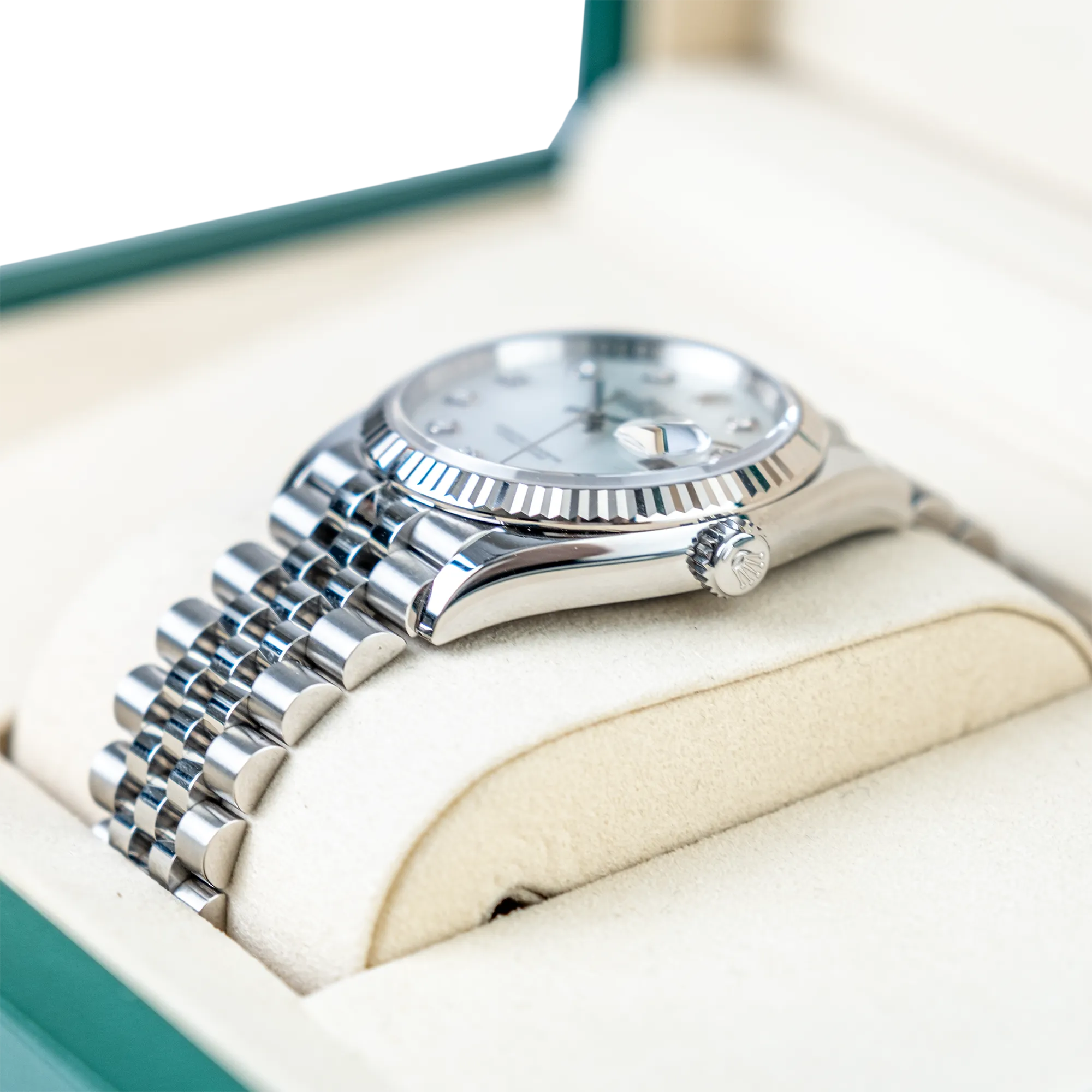 Rolex Datejust 126234, — White Mother of Pearl Dial, Jubilee, Oystersteel and White Gold — view 4