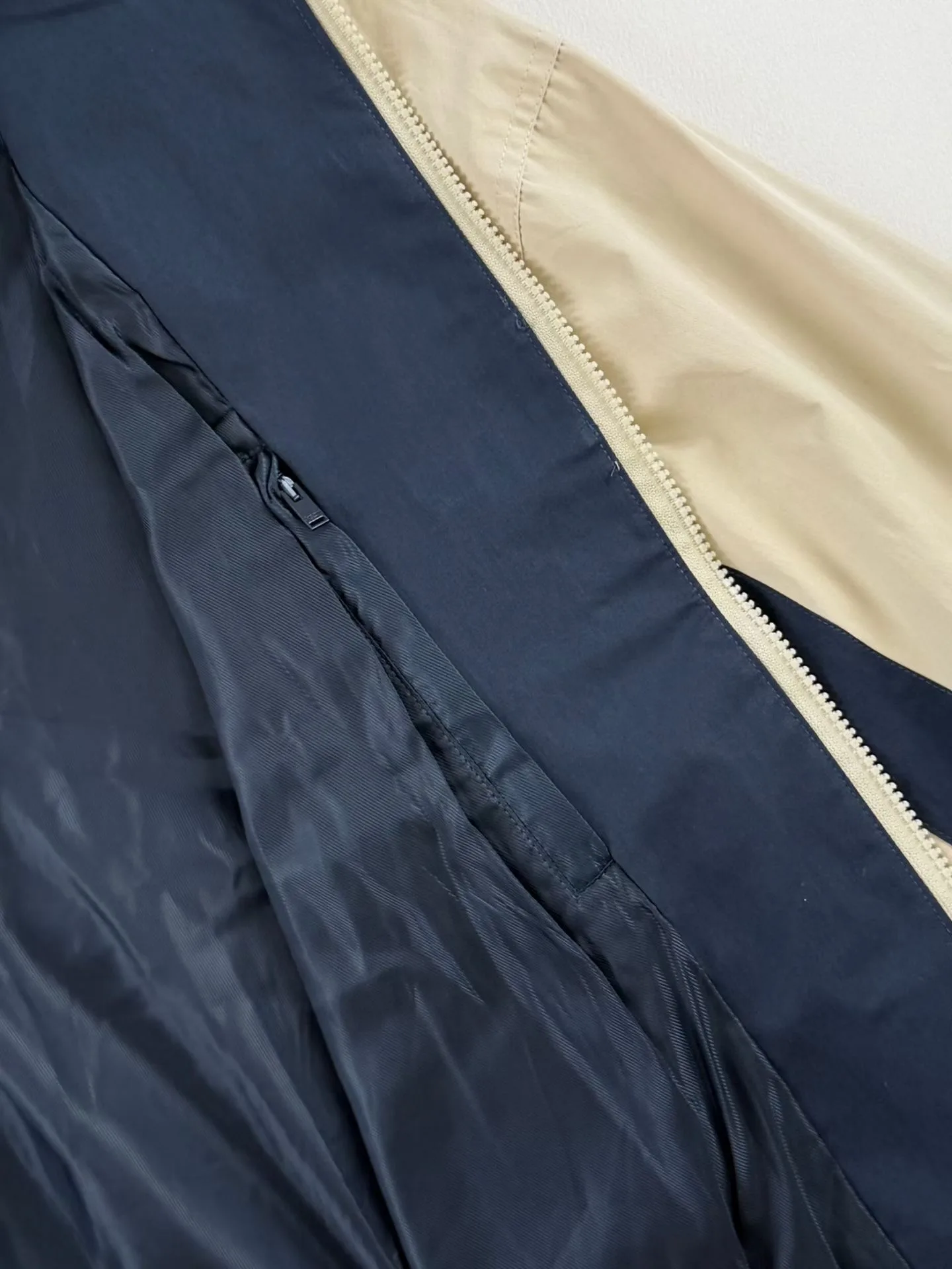 Saint Laurent Jacket in Cotton (Navy/Mastic) — ビュー 4