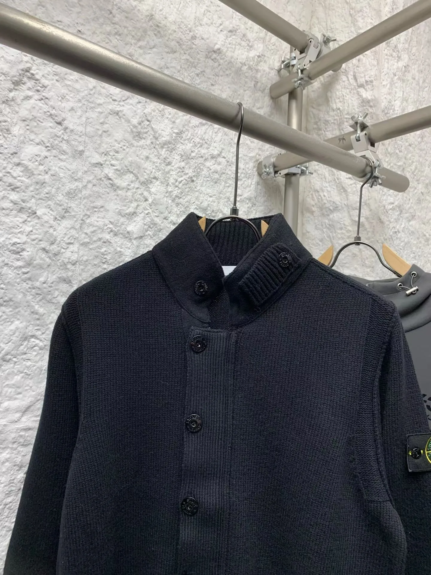 SI Regular-Fit Zip-Up Jumper with Button Placket (Black) — ビュー 2
