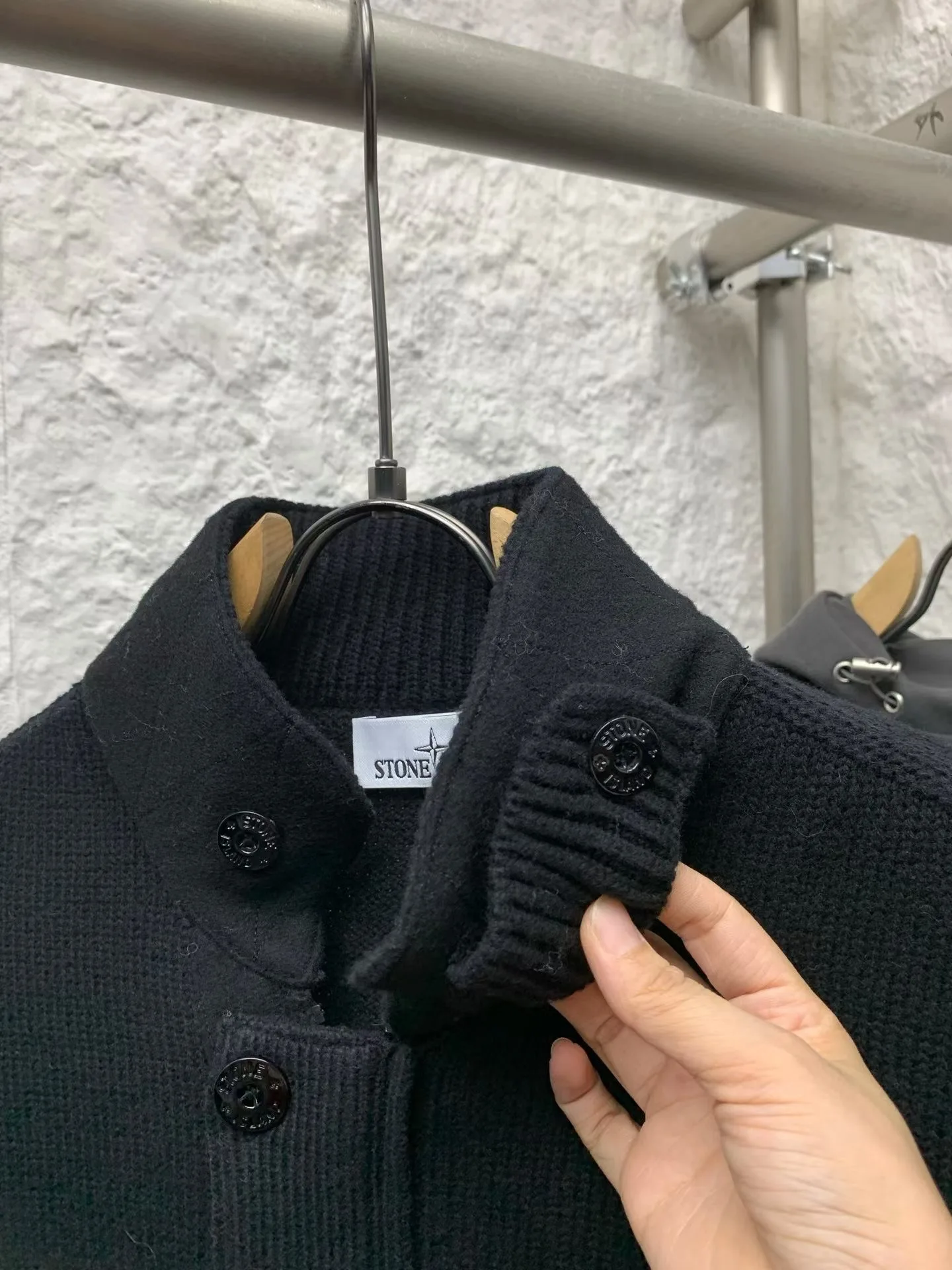 SI Regular-Fit Zip-Up Jumper with Button Placket (Black) — ビュー 3