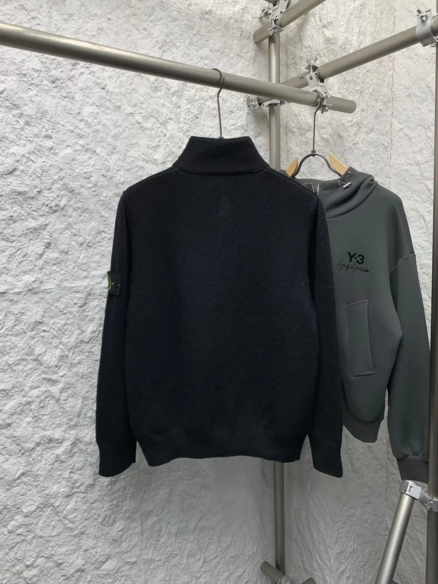 SI Regular-Fit Zip-Up Jumper with Button Placket (Black) — ビュー 4