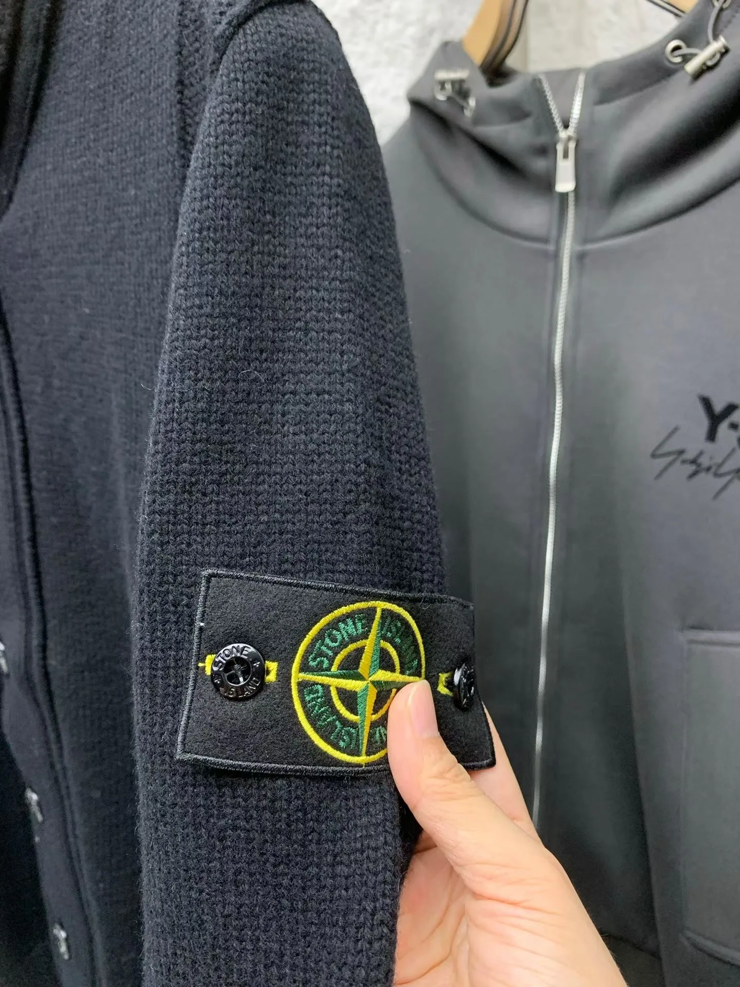 SI Regular-Fit Zip-Up Jumper with Button Placket (Black) — ビュー 5