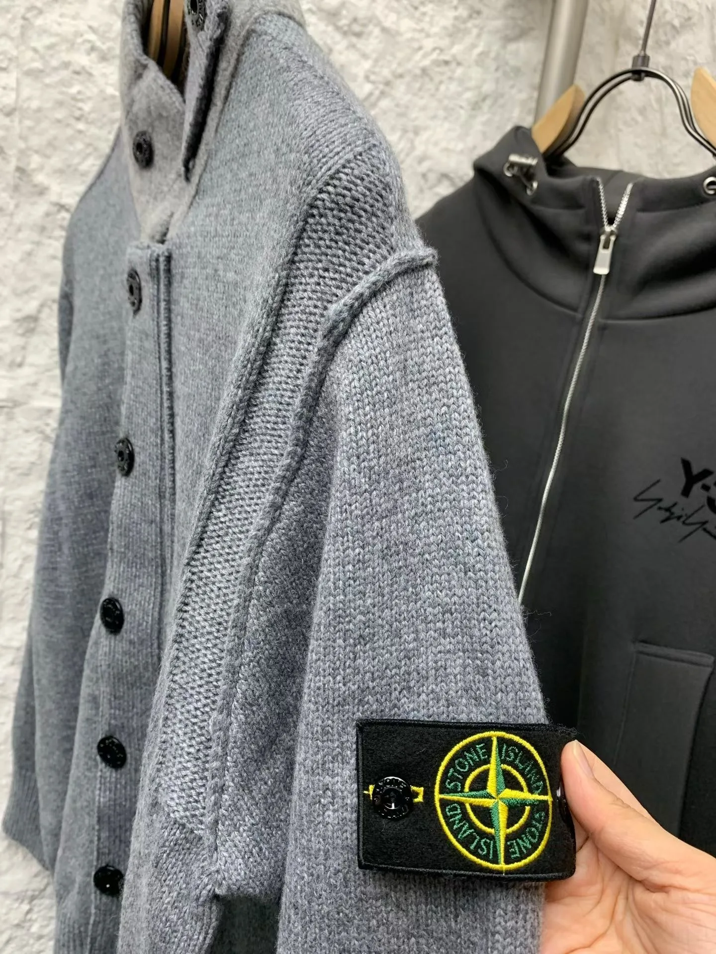 SI Regular-Fit Zip-Up Jumper with Button Placket (Grey) — ビュー 2