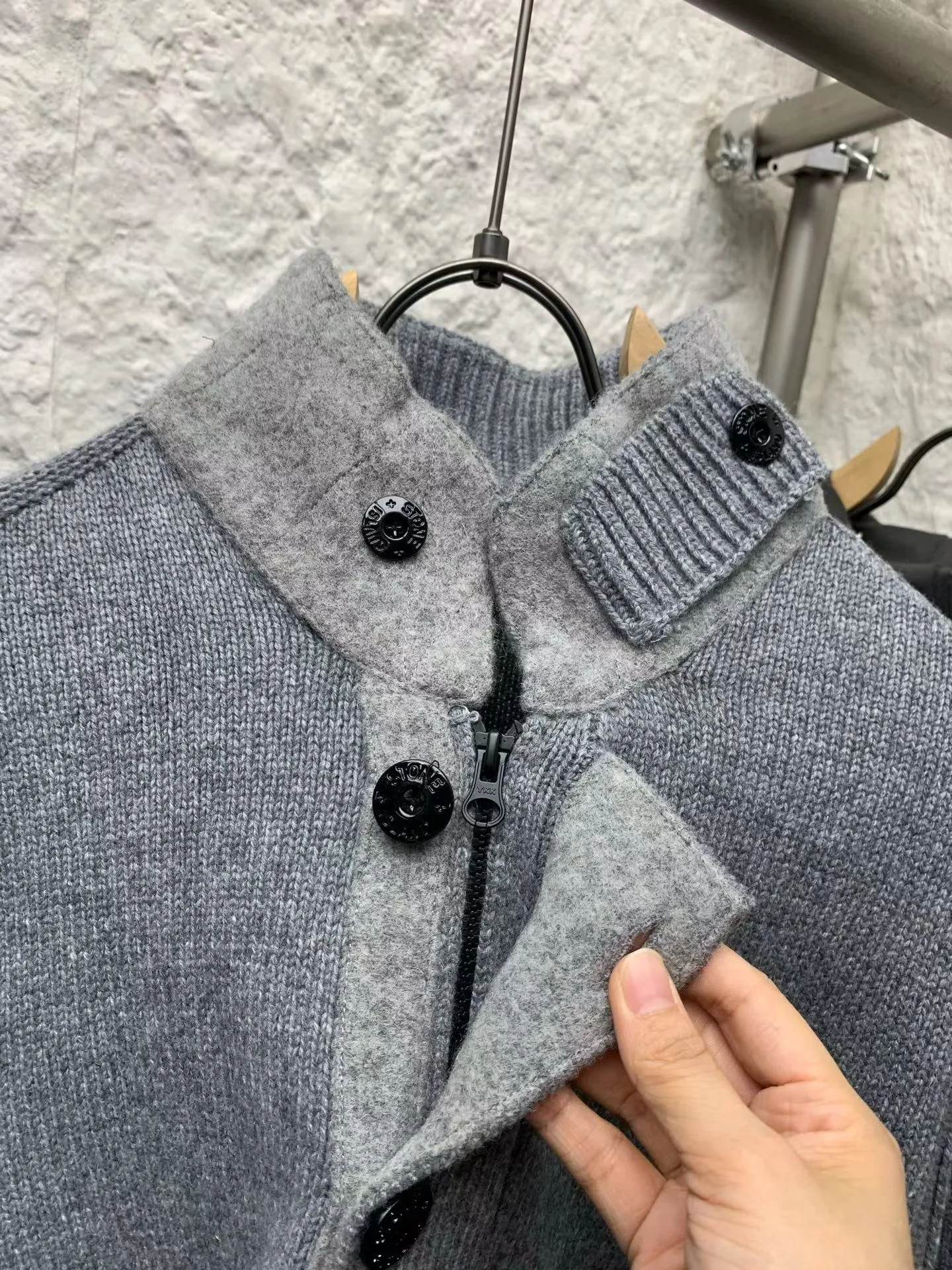 SI Regular-Fit Zip-Up Jumper with Button Placket (Grey) — ビュー 3