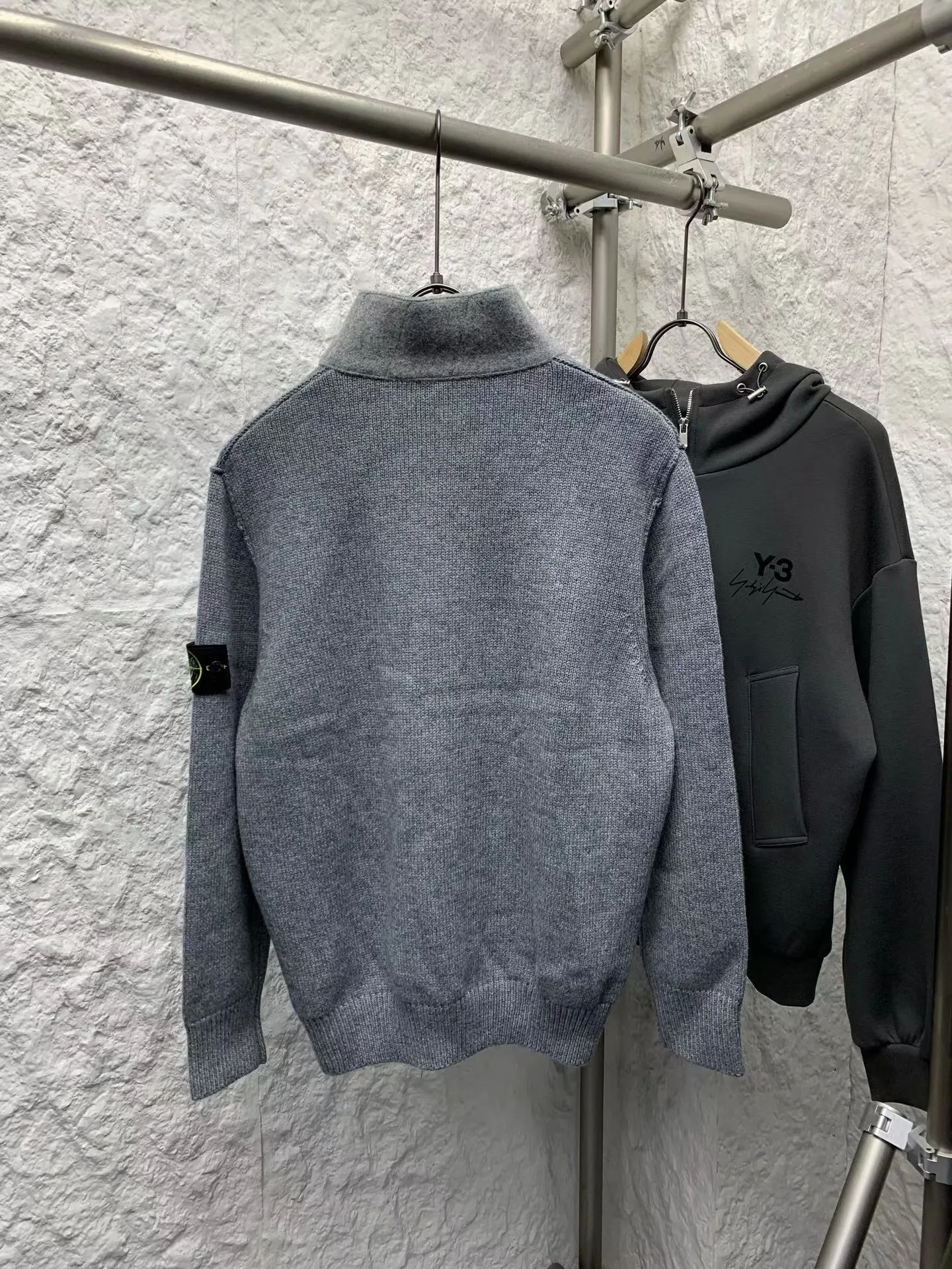 SI Regular-Fit Zip-Up Jumper with Button Placket (Grey) — ビュー 4