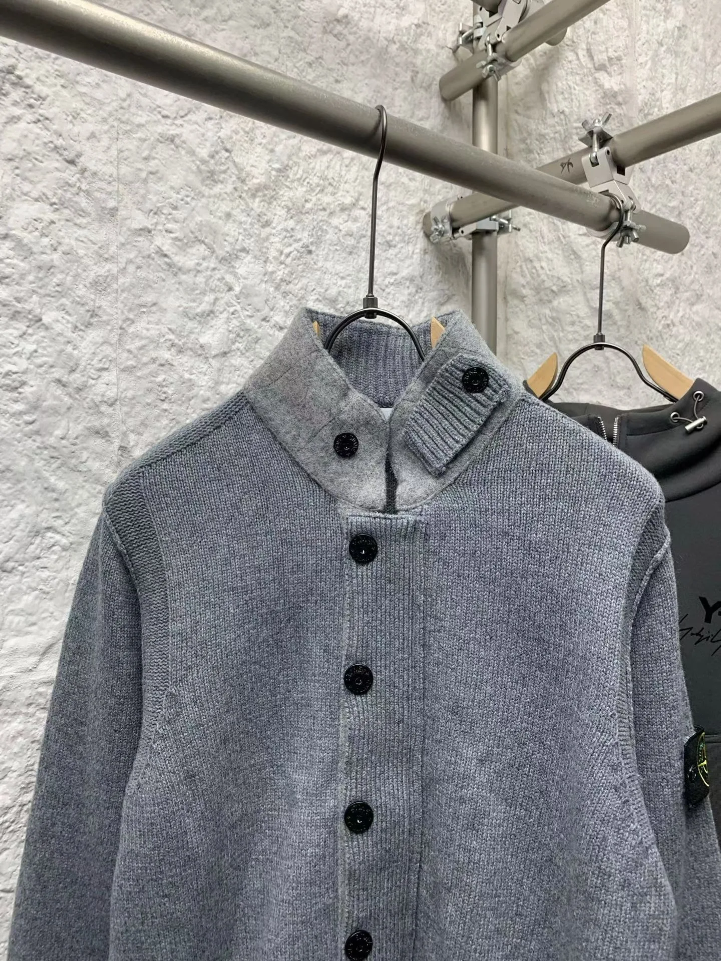 SI Regular-Fit Zip-Up Jumper with Button Placket (Grey) — ビュー 6