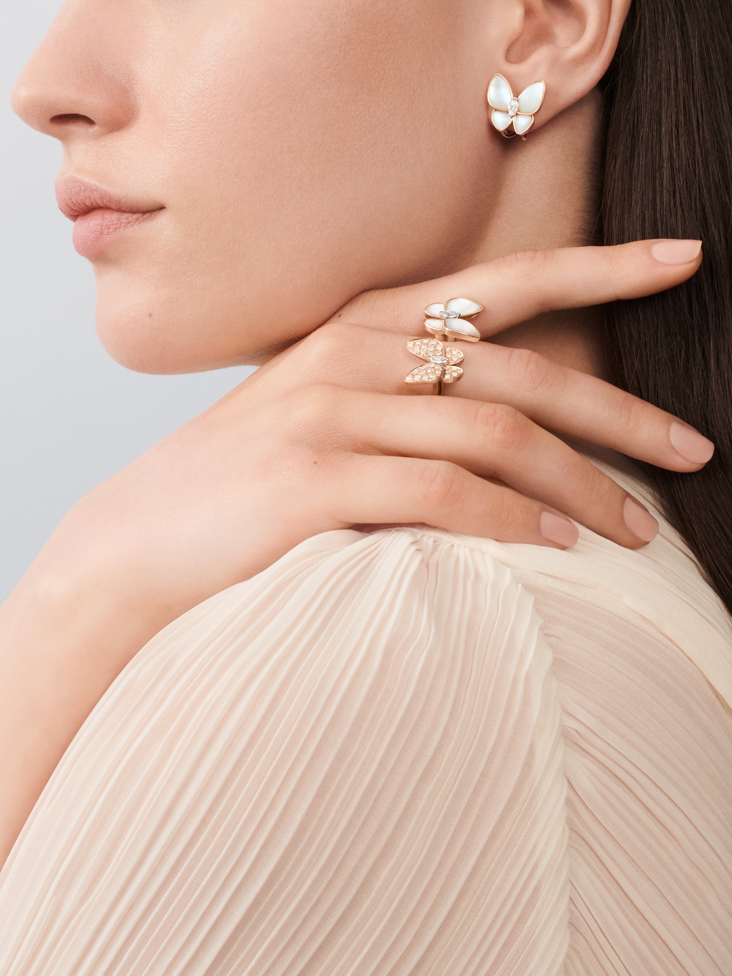 VCA Two Butterfly Diamond, Mother-of-Pearl, asymmetric pair, VCARO8FN00 — view 2