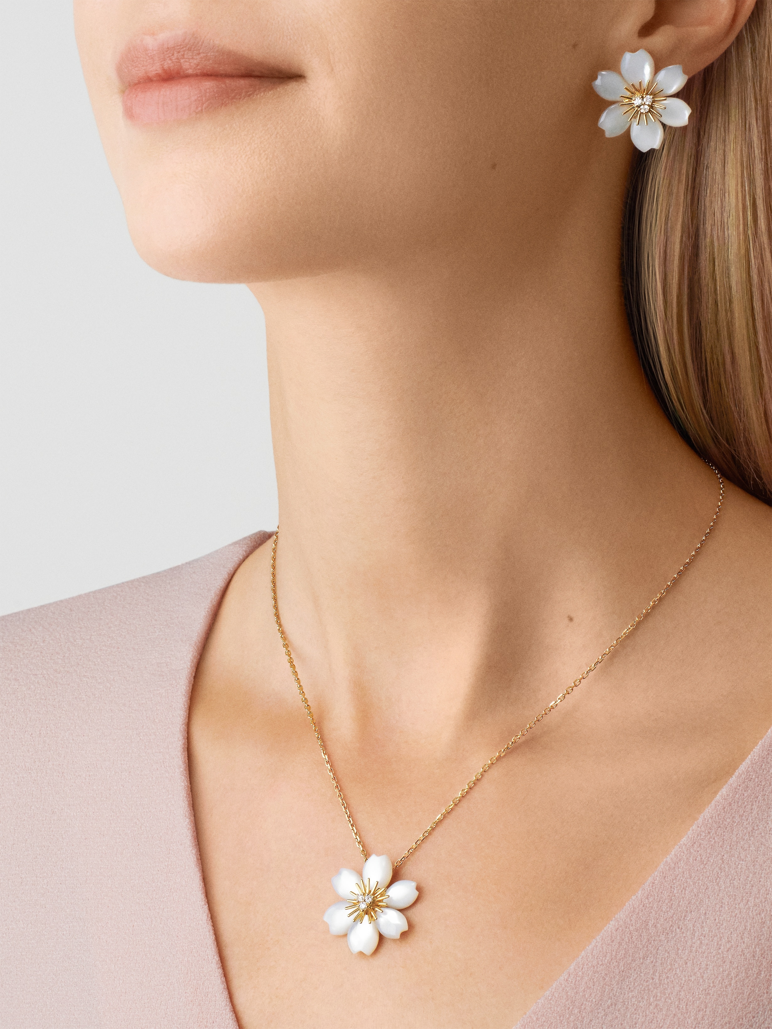 VCA Rose de Noël Diamond, Mother-of-Pearl, mini model, VCARP7RV00 — view 3